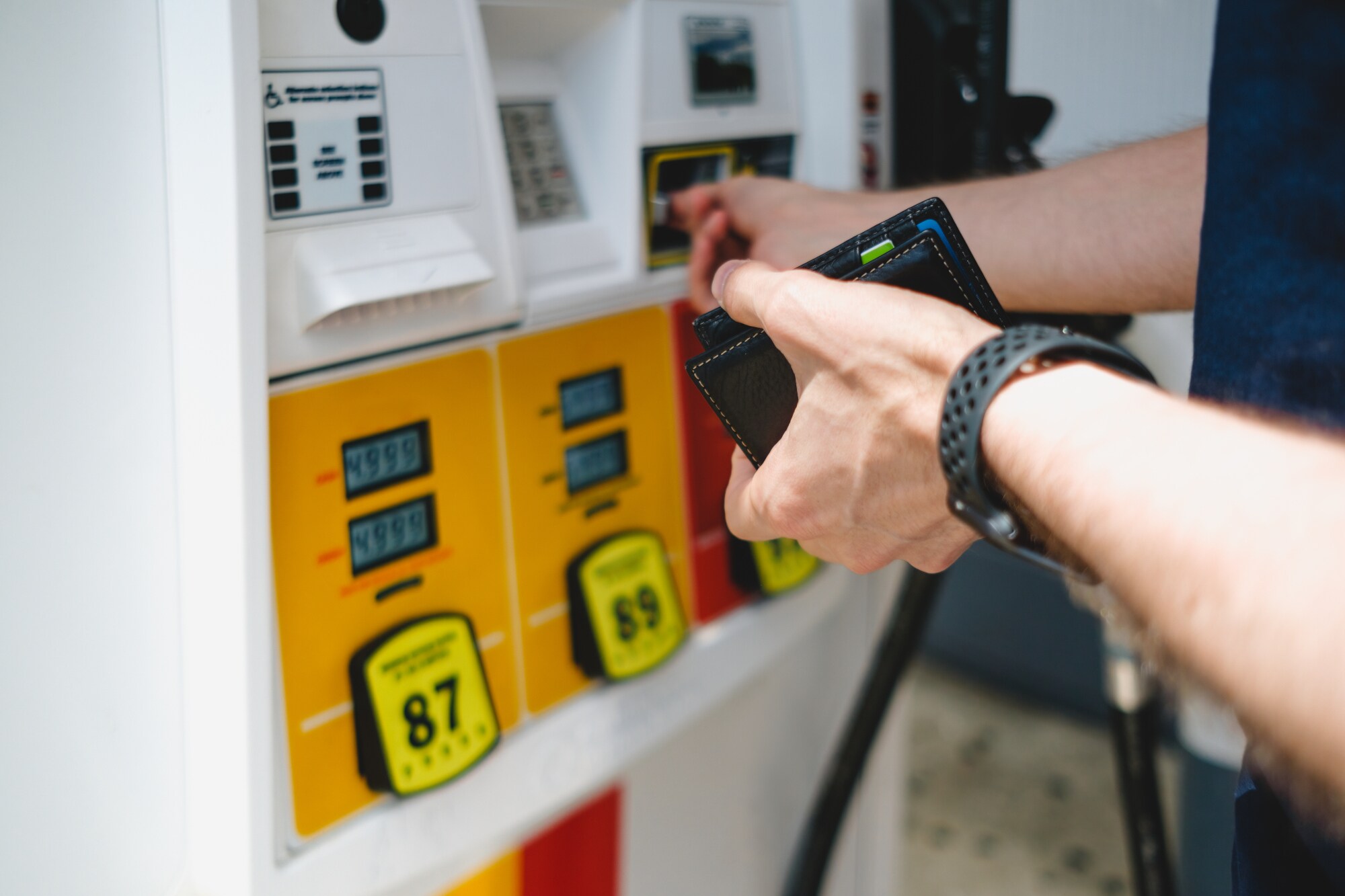 Zahlung per Kreditkarte an der Zapfsäule einer amerikanischen Tankstelle