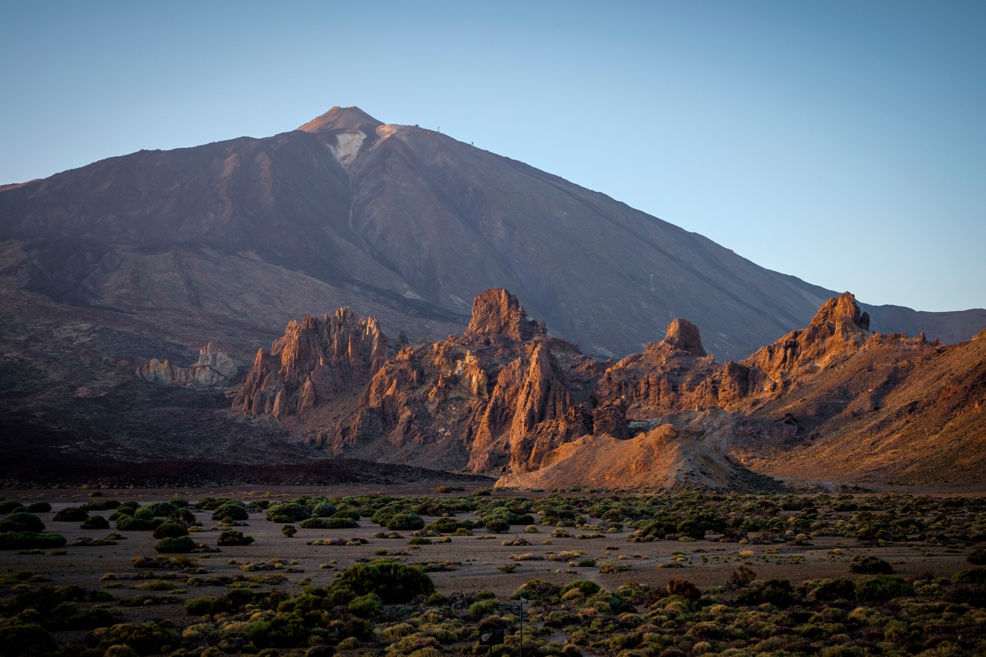 Felsformationen in einer Wüstenlandschaft am Fuße eines Vulkans Felsformationen in einer Wüstenlandschaft am Fuße eines Vulkans