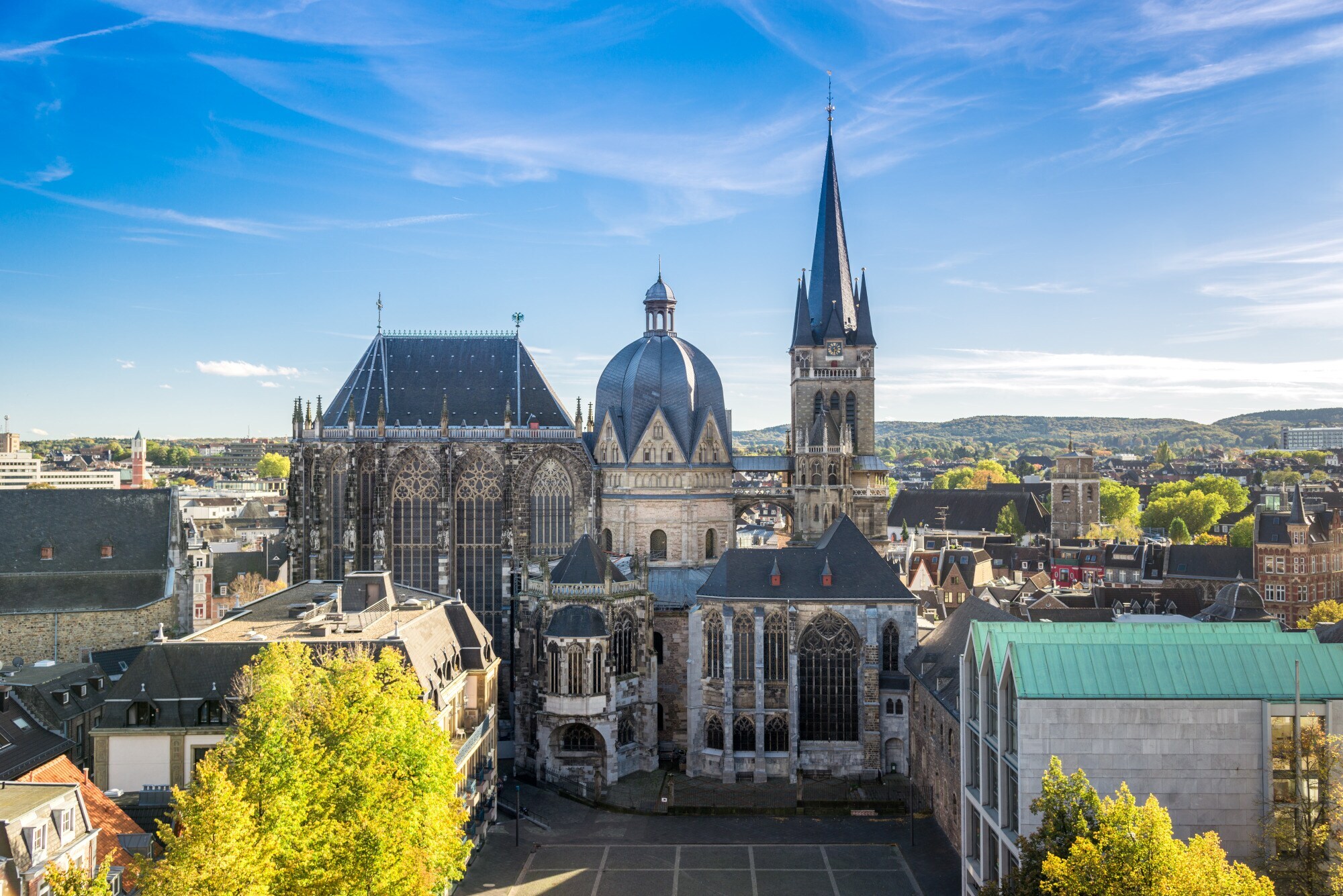 Seitenansicht des Aachener Doms