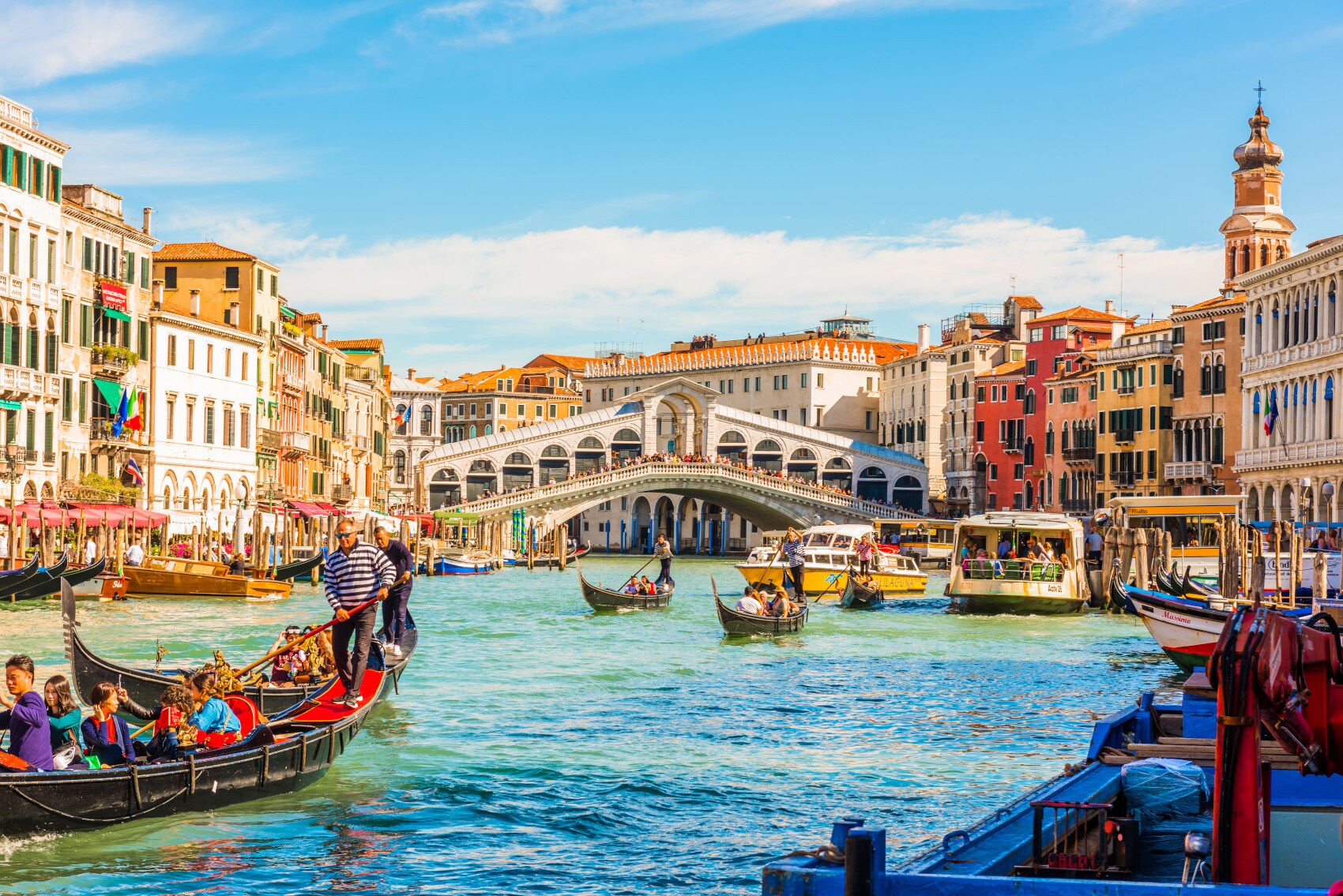 Blick auf die Rialtobrücke über den Canal Grande in Venedig, im Vordergrund mehrere Gondeln Blick auf die Rialtobrücke über den Canal Grande in Venedig, im Vordergrund mehrere Gondeln