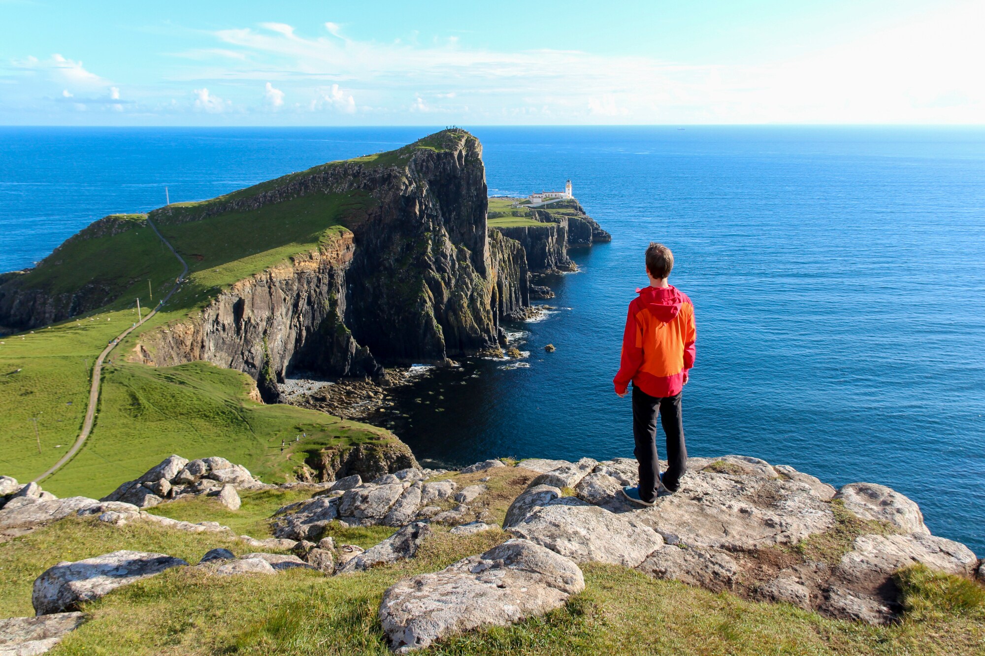 Eine Person steht an einer Klippe