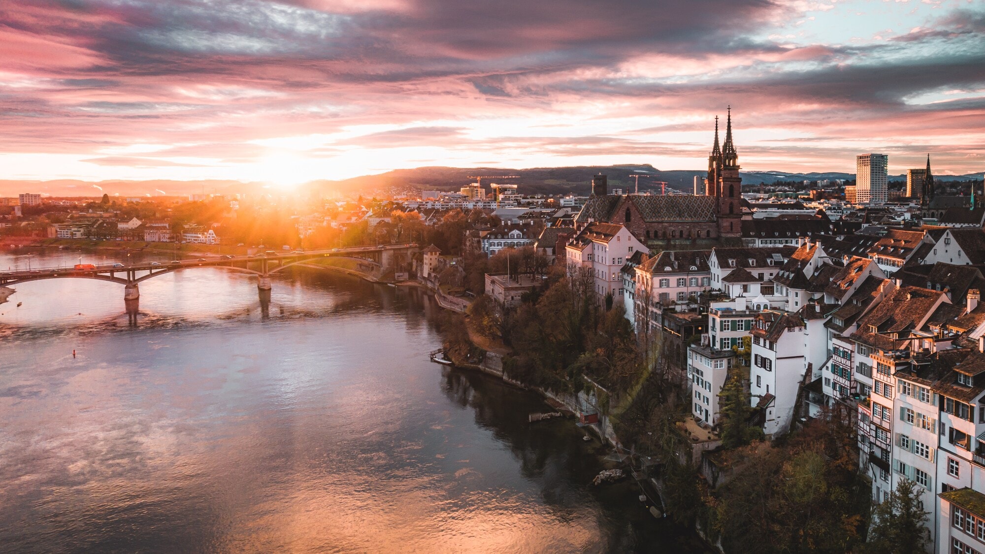 Blick über den Rhein und einen Teil von Basel in der Abendsonne. Blick über den Rhein und einen Teil von Basel in der Abendsonne.