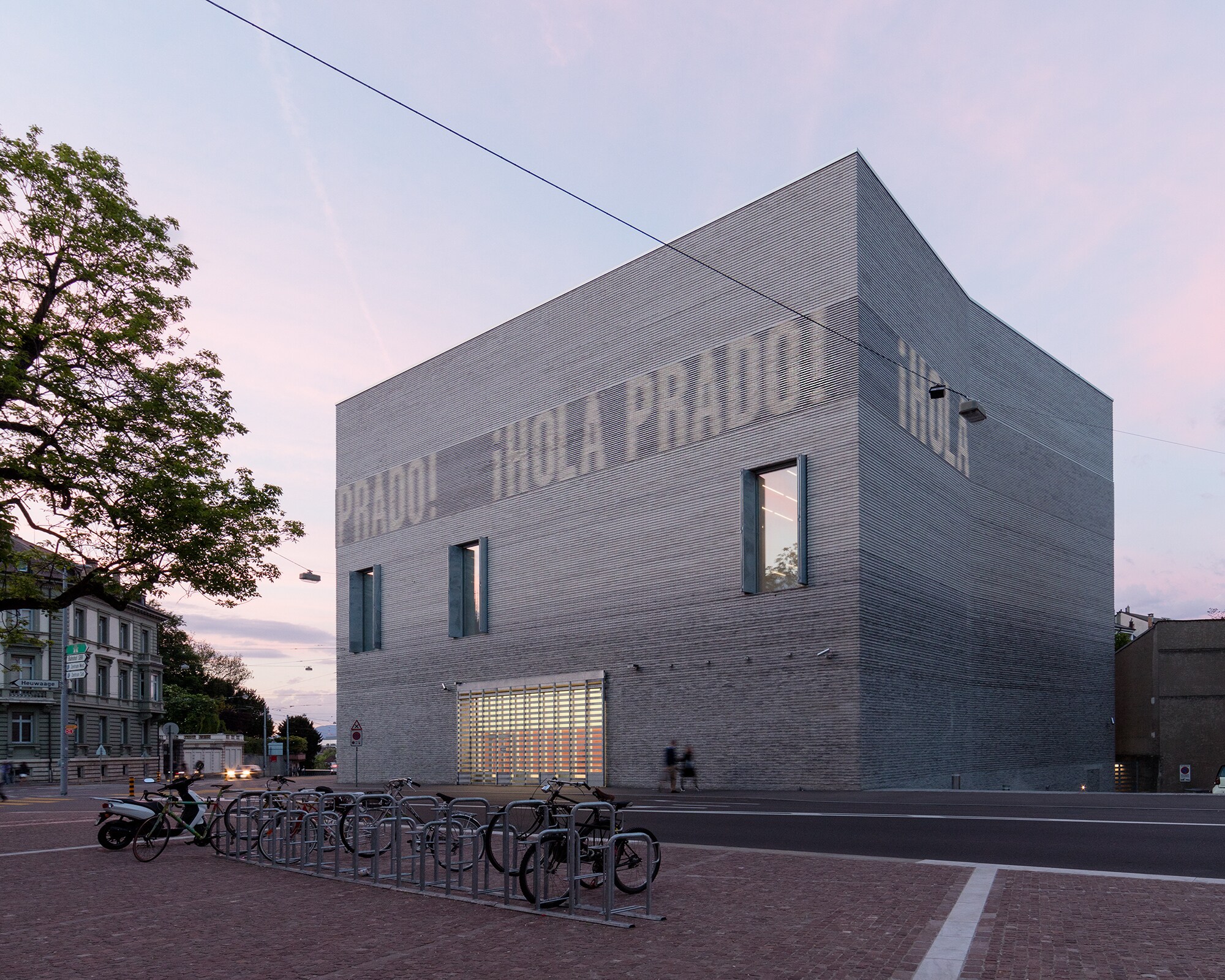 Ein moderner Neubau mit Schriftzugbanner in der Abendsonne. Ein moderner Neubau mit Schriftzugbanner in der Abendsonne.