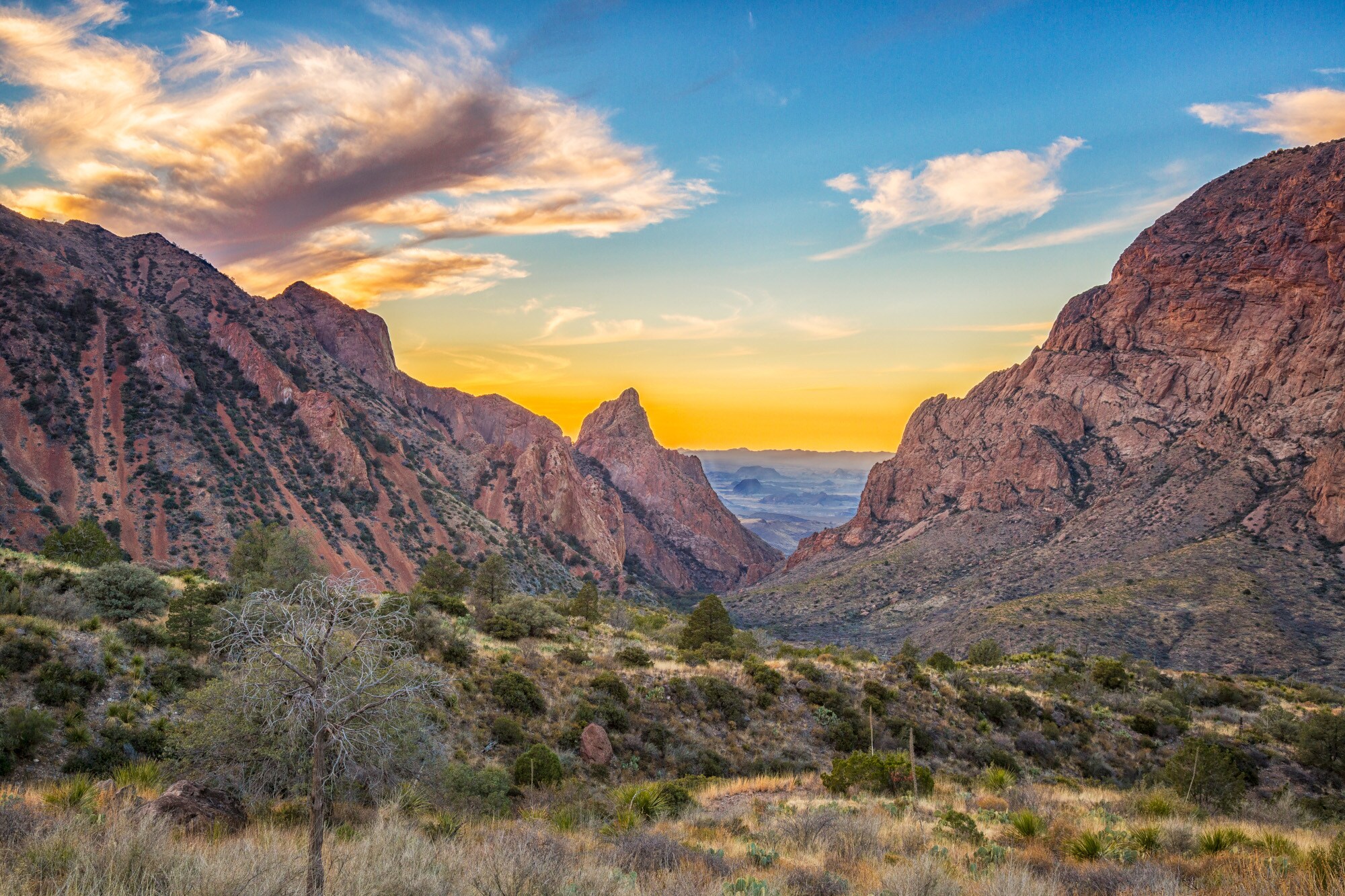 Landschaftspanorama mit Sonnenuntergang zwischen zwei Gebirgsspitzen. Landschaftspanorama mit Sonnenuntergang zwischen zwei Gebirgsspitzen.