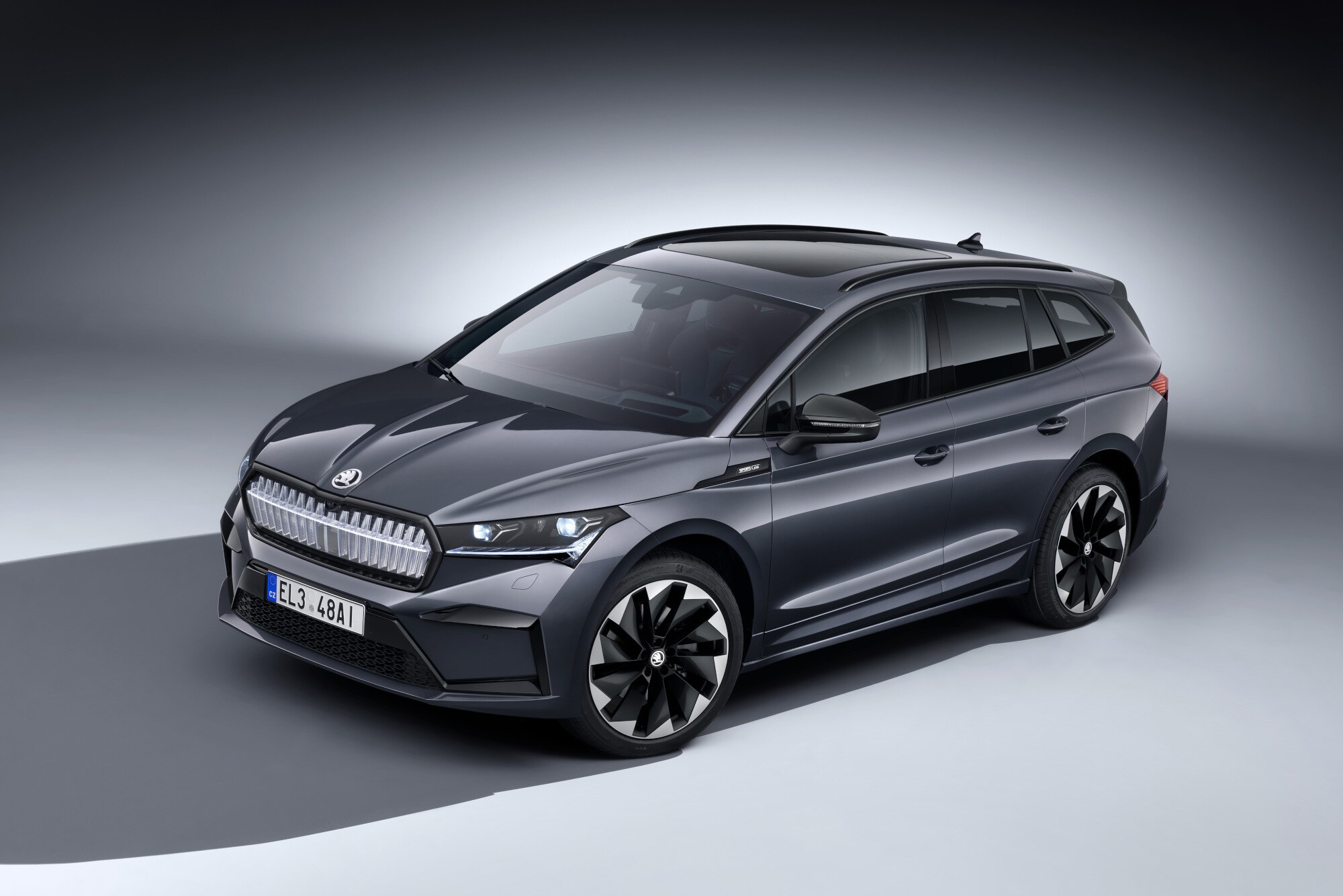Ein anthrazitfarbener Škoda Enyaq iV im Studioambiente. Ein anthrazitfarbener Škoda Enyaq iV im Studioambiente.