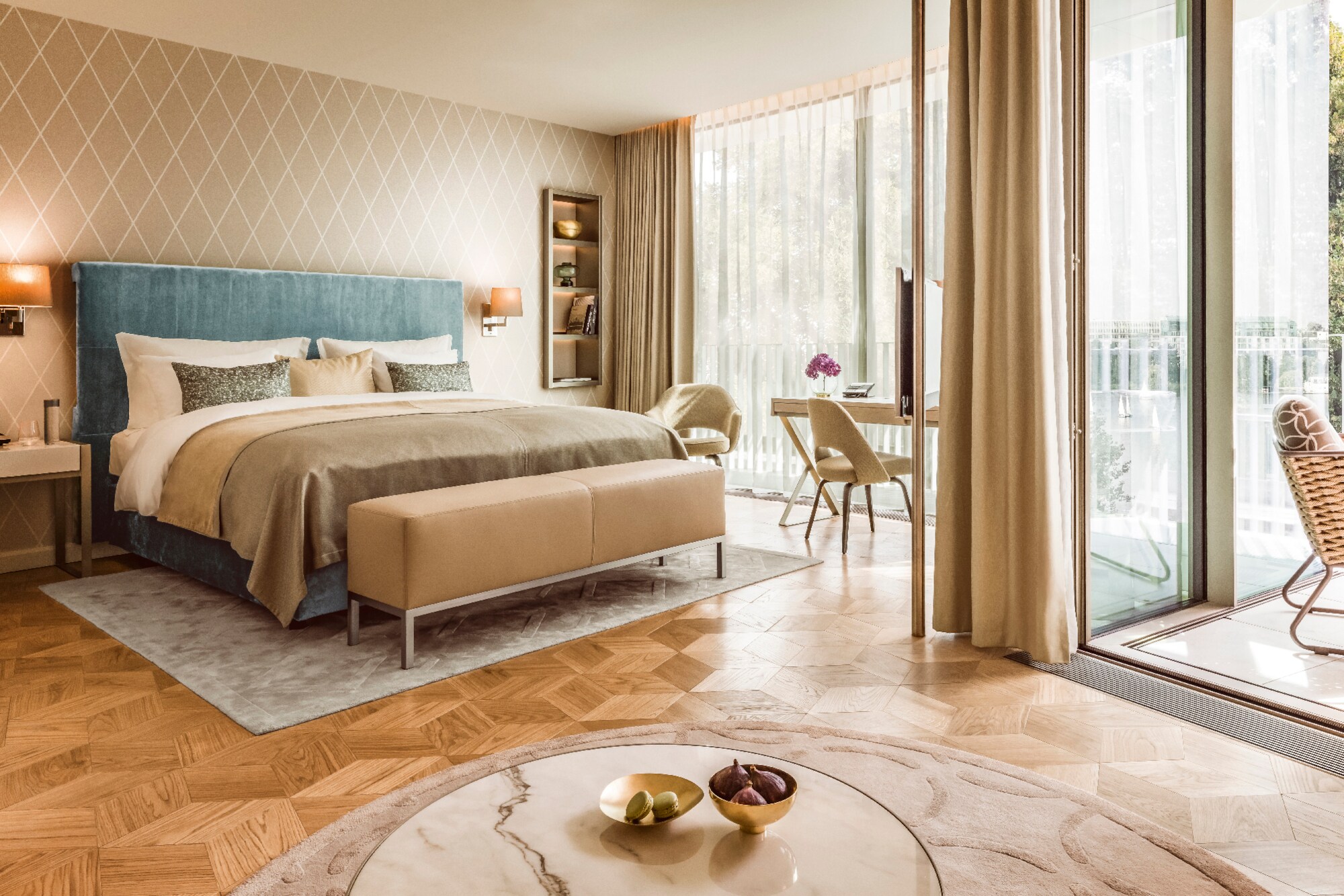 Moderne, helle Hotelsuite mit Parkettboden und bodentiefen Fenstern.