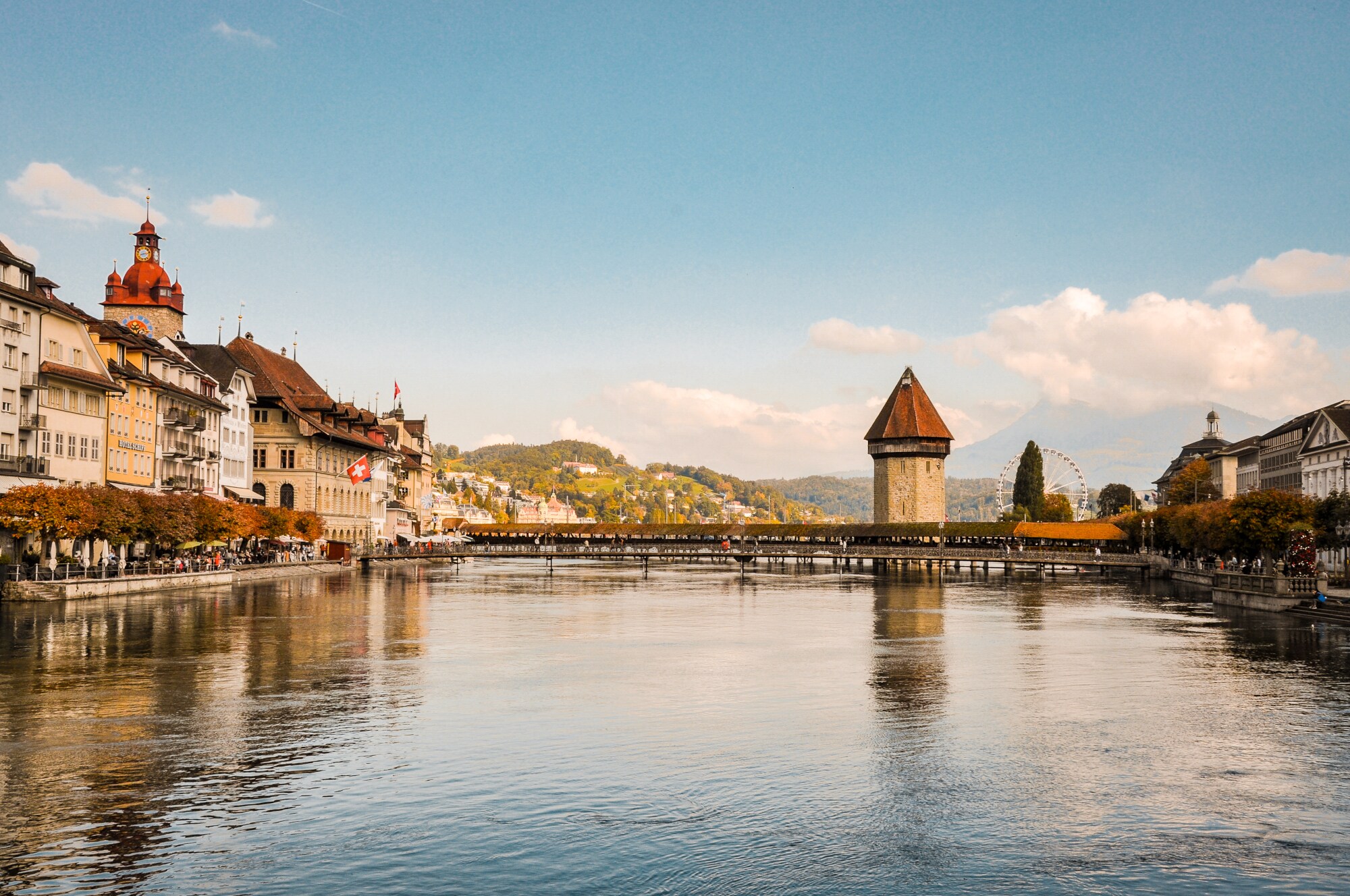 Ausschnitt der Stadt Luzern mit dem Fluss, der Kapellbrücke und dem Wasserturm im Mittelpunkt.