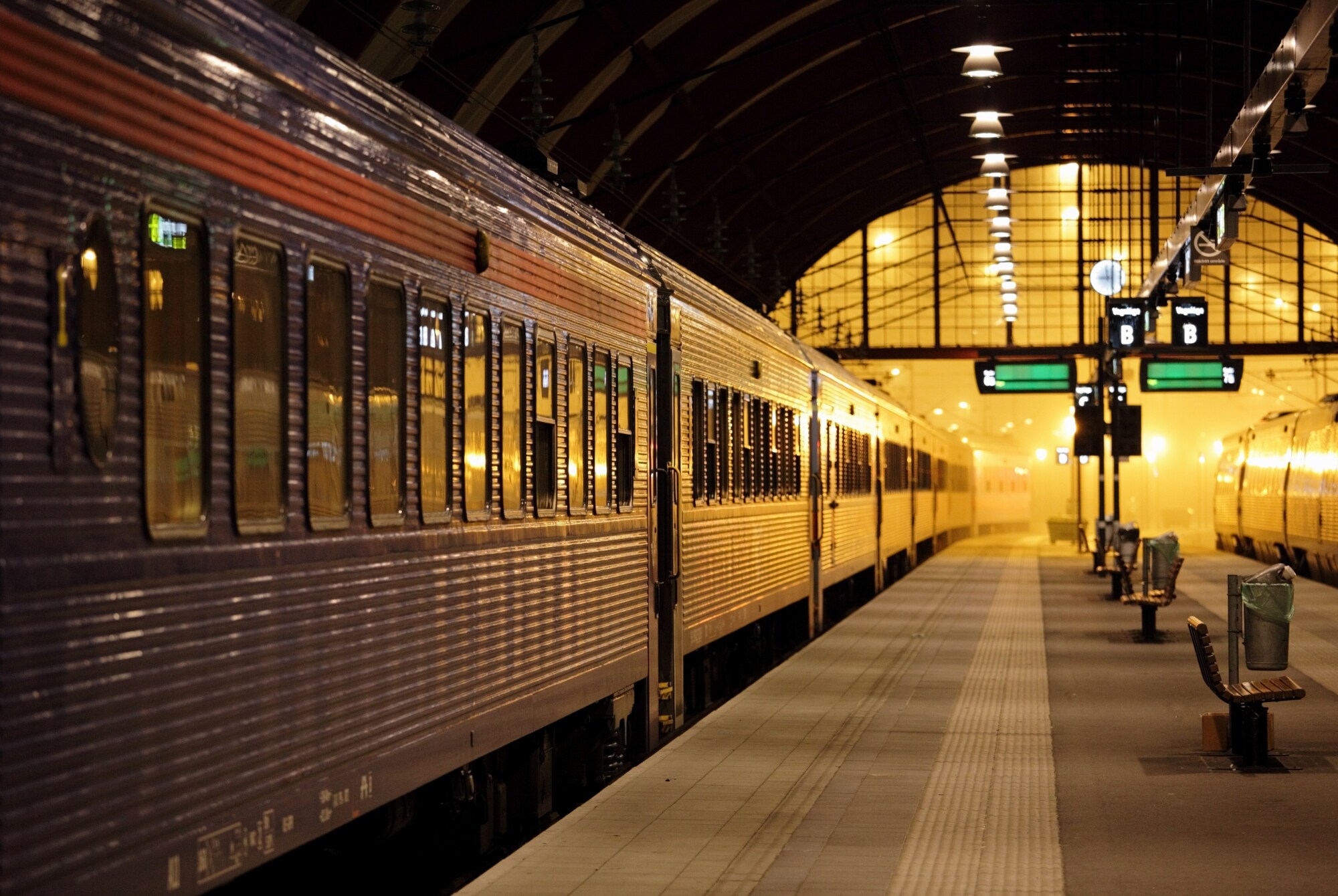 Ein Zug an einem Gleis bei Nacht.