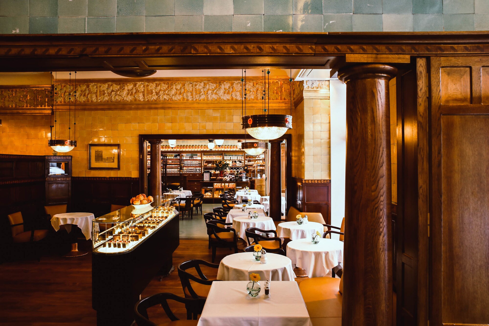 Innenansicht eines Restaurants mit stilvoller Einrichtung. Innenansicht eines Restaurants mit stilvoller Einrichtung.