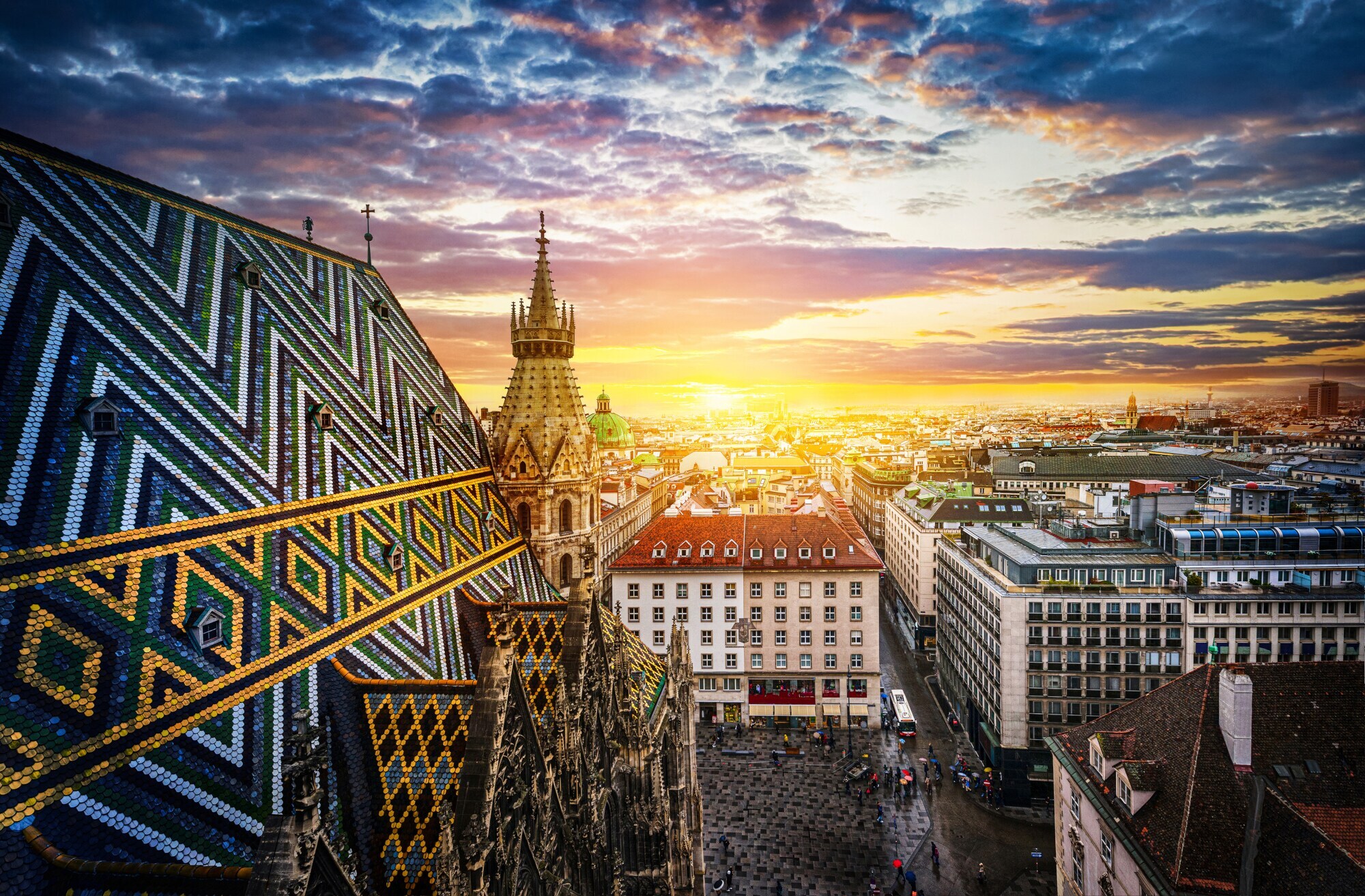 Blick auf Wien in der Abendsonne vom Dach einer Kirche.