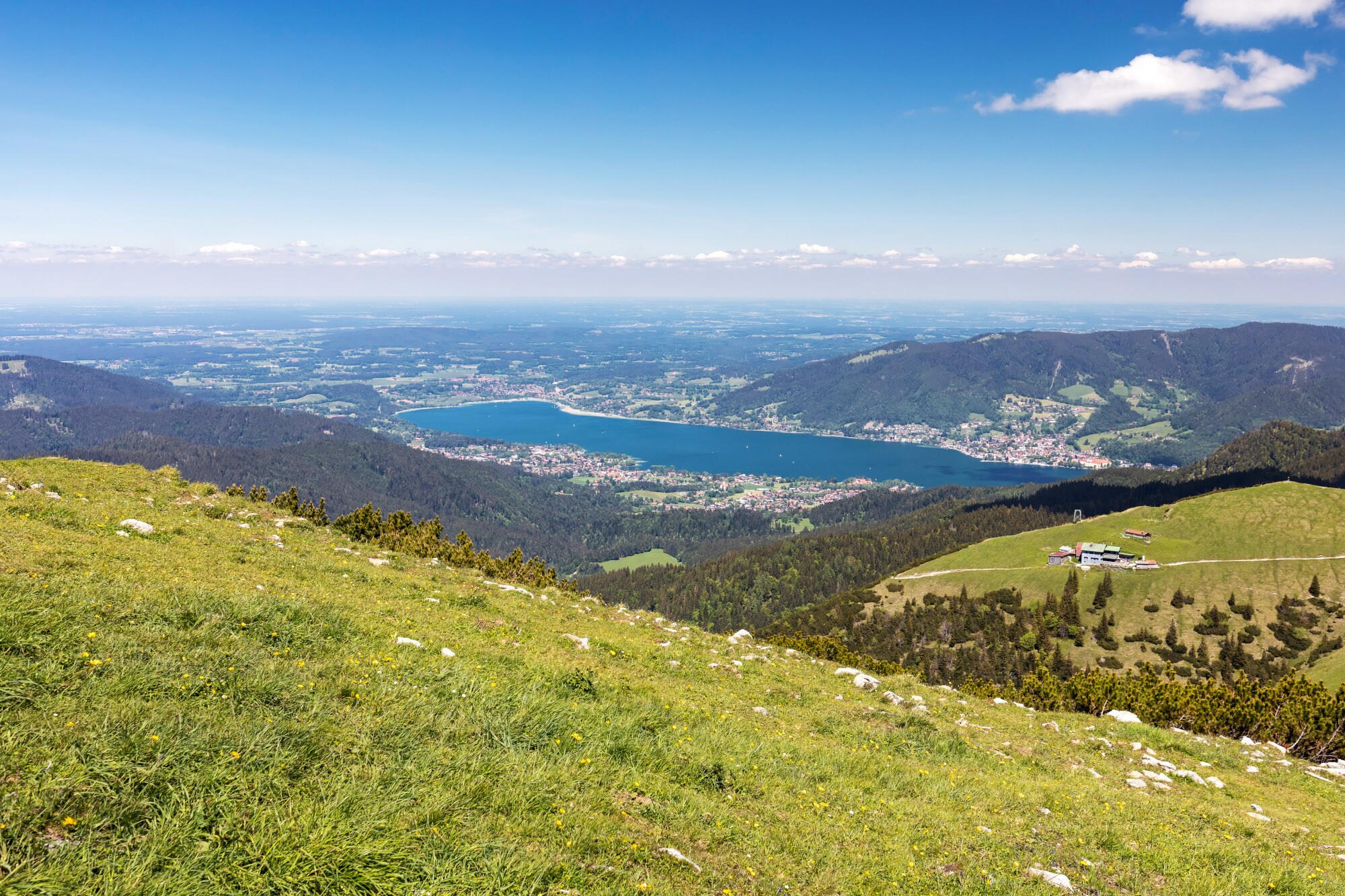 Panoramablick auf den Tegernsee von einer grasbewachsenen Bergkuppe aus. Panoramablick auf den Tegernsee von einer grasbewachsenen Bergkuppe aus.