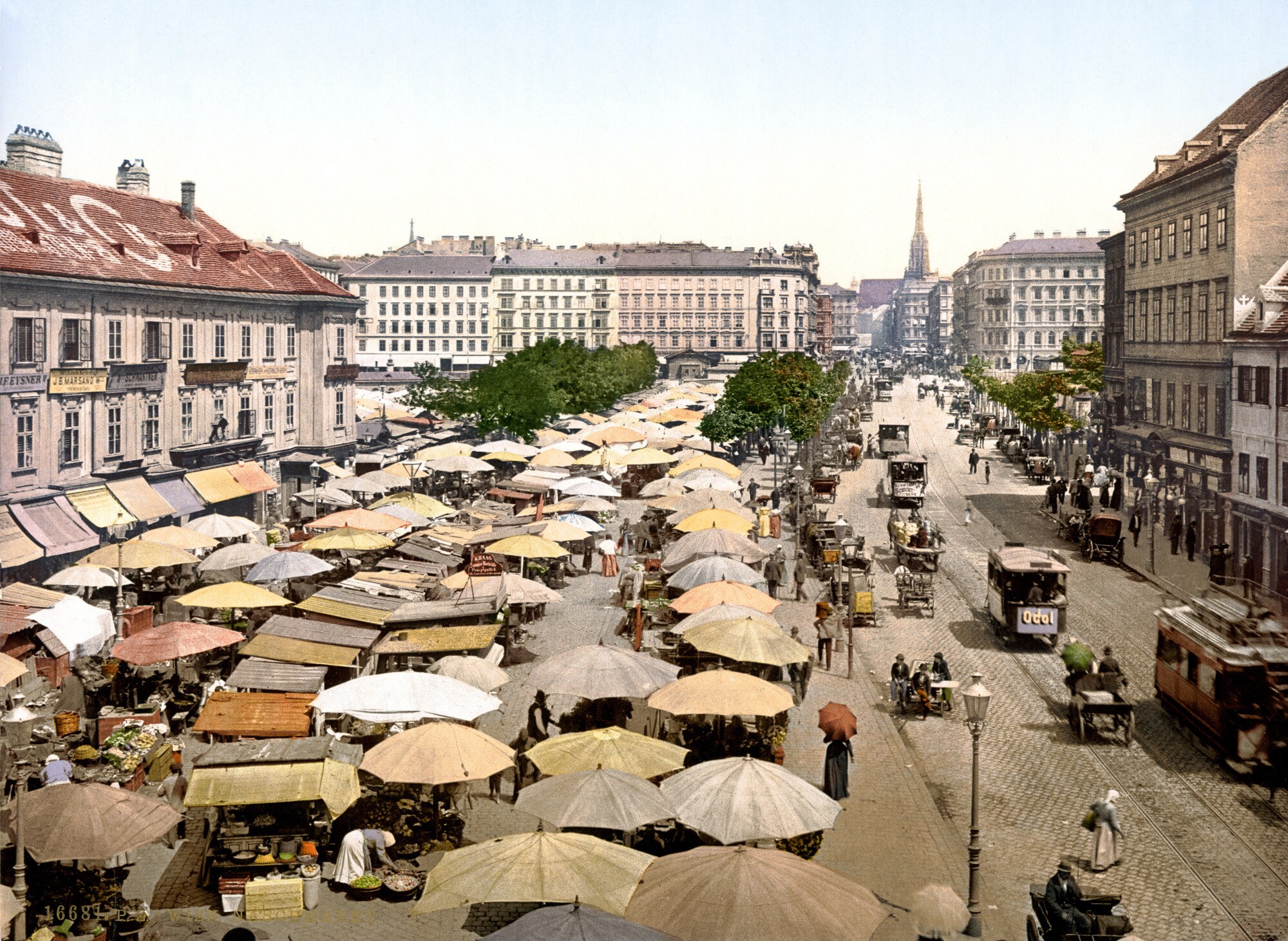 Aufsicht eines innerstädtischen Platzes mit Marktständen; historische, kolorierte Fotoaufnahme. Aufsicht eines innerstädtischen Platzes mit Marktständen; historische, kolorierte Fotoaufnahme.