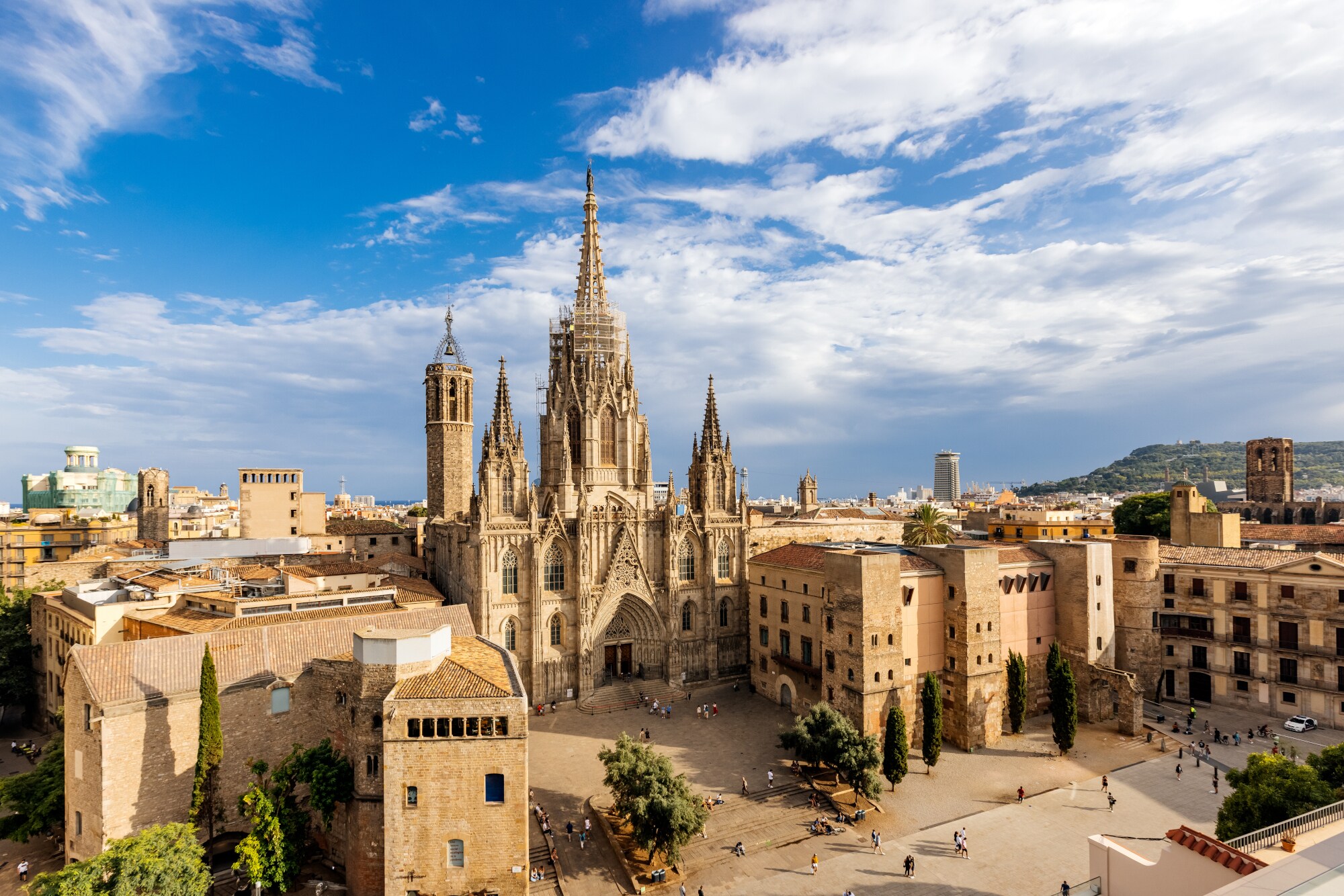 Gotische Kathedrale von Barcelona mit Vorplatz in der Altstadt.