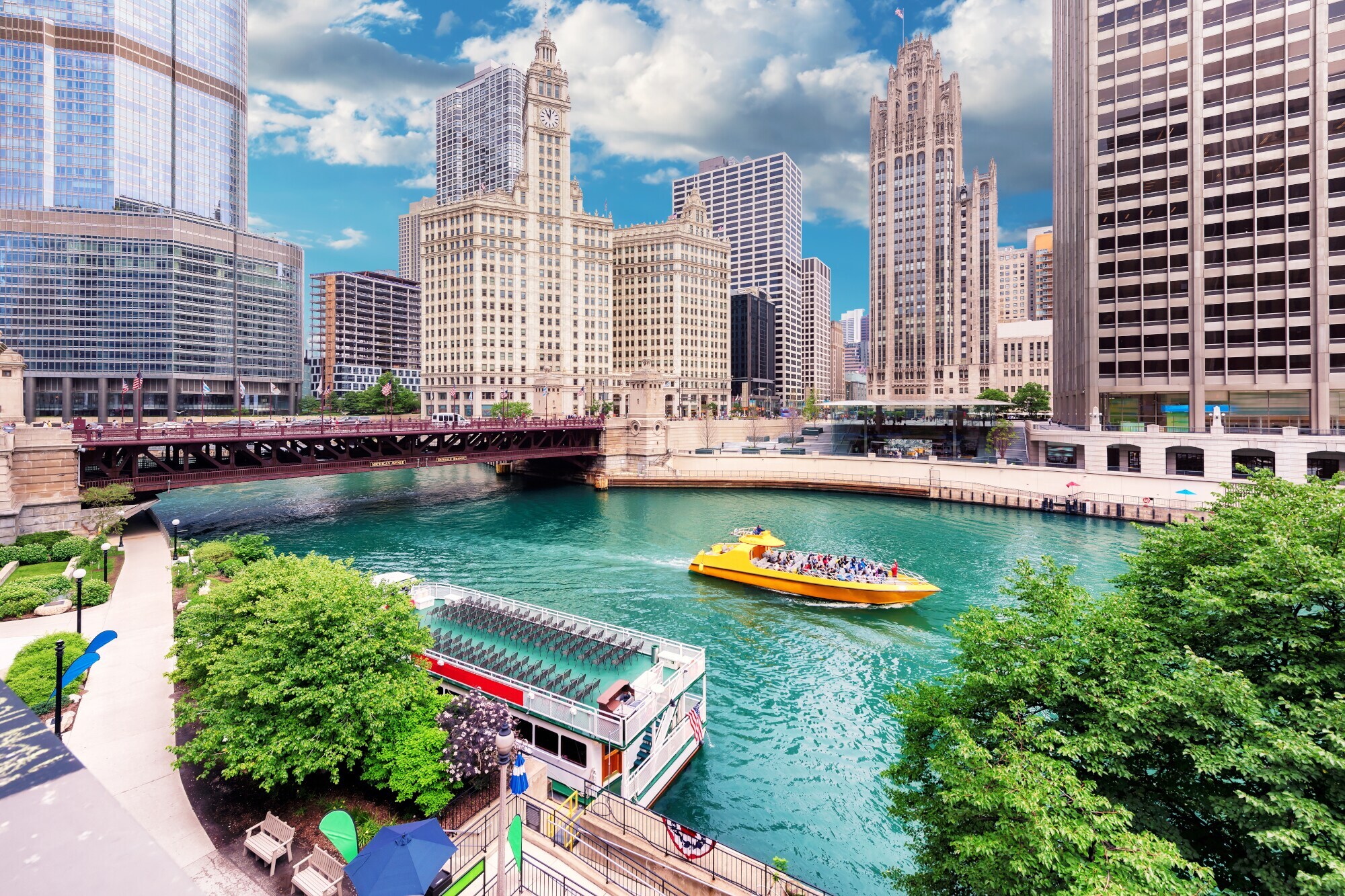 Ein gelbes Ausflugsboot auf dem Chicago River vor der Skyline Chicagos.