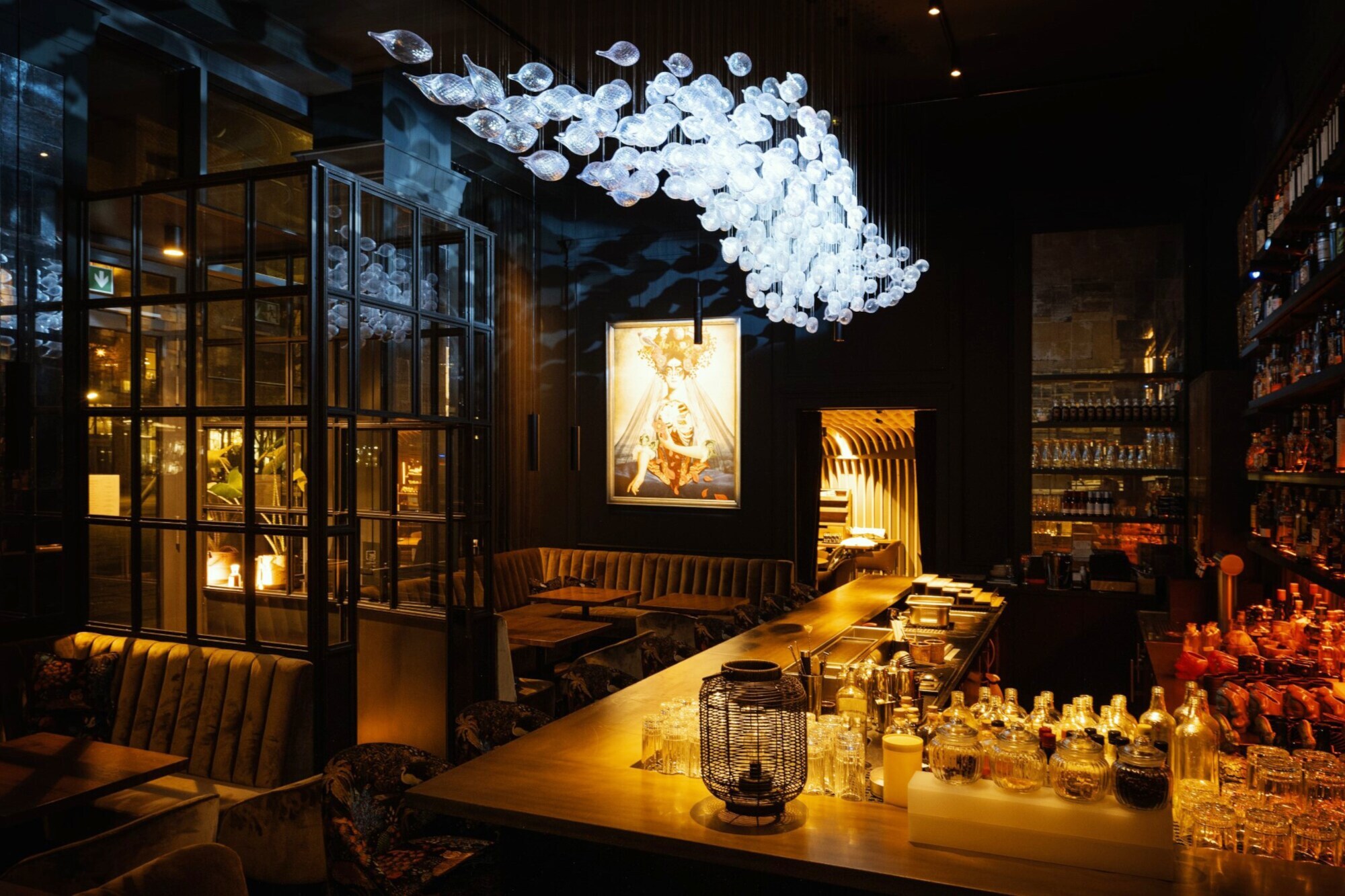 Gemütliches Restaurant mit Bar bei gedimmter Beleuchtung.