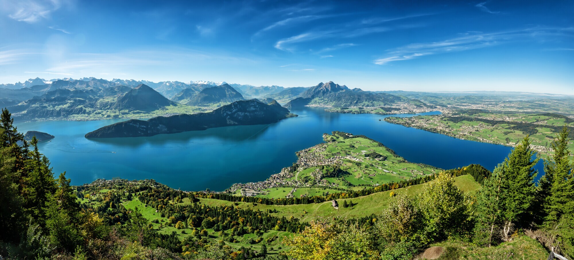 Landschaftspanorama des Vierwaldstättersees mit Bergkette im Hintergrund. Landschaftspanorama des Vierwaldstättersees mit Bergkette im Hintergrund.
