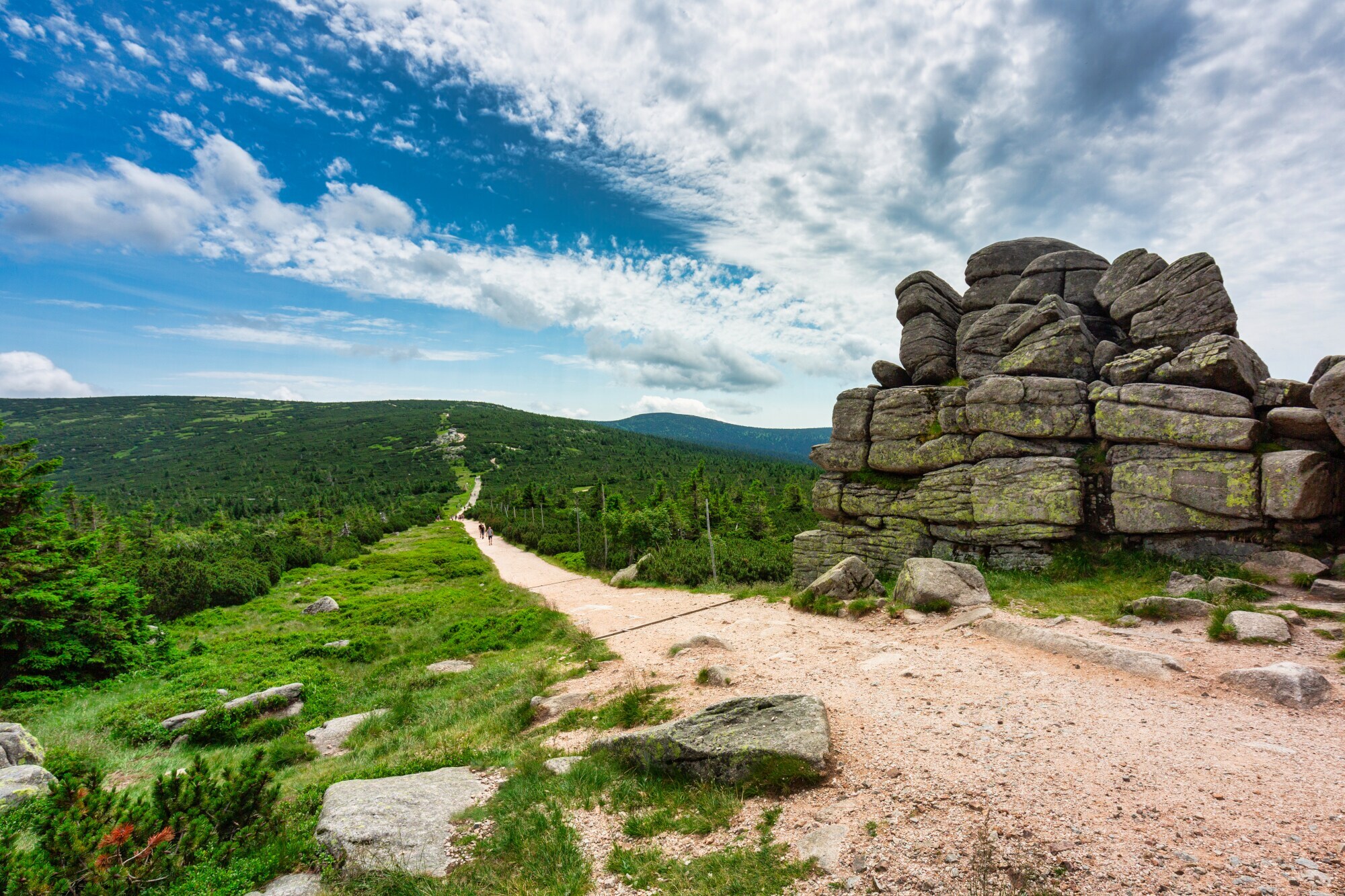 Felsformationen am Wegesrand auf einem Bergkamm.