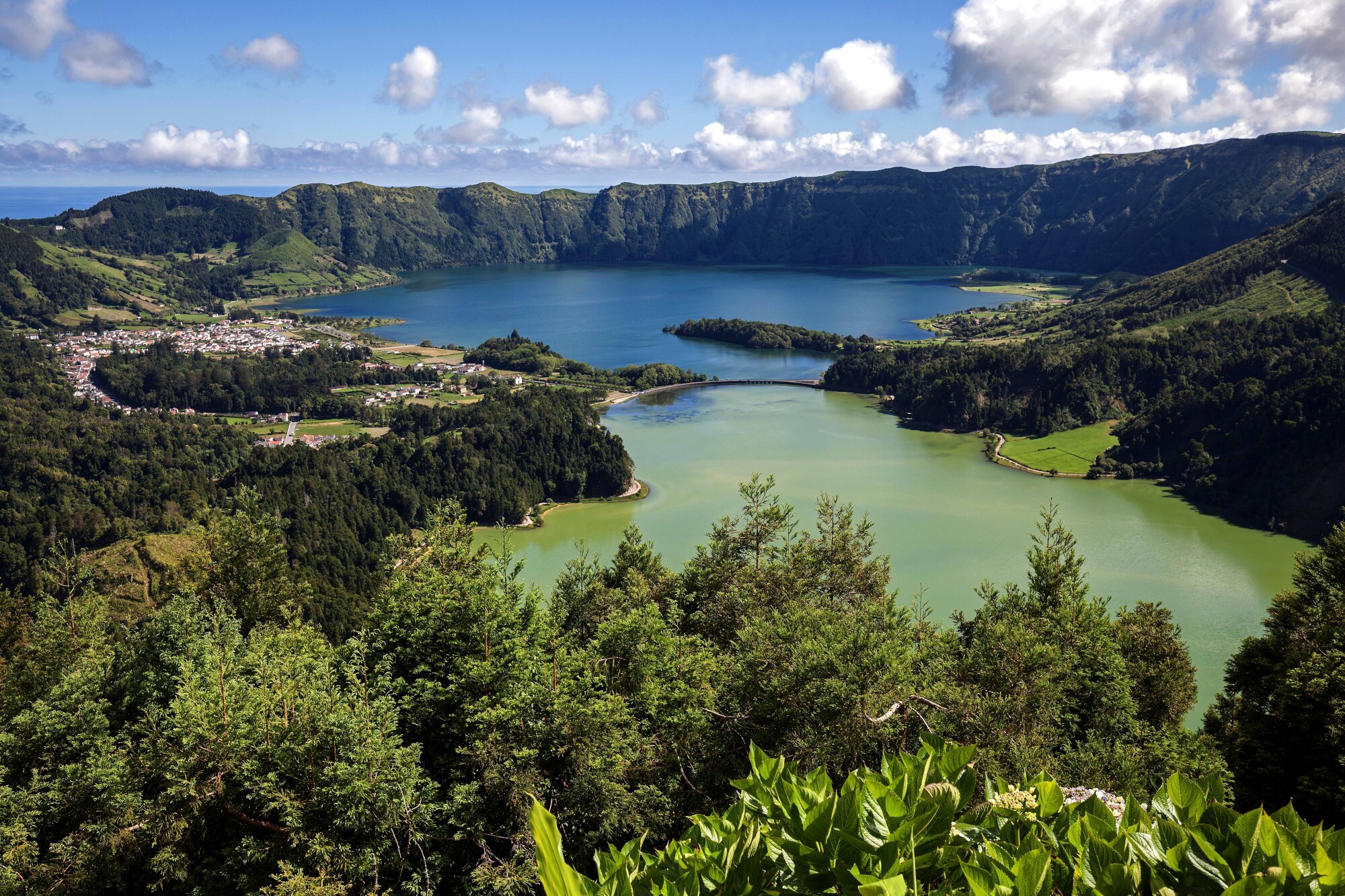 Landschaftpanorama von zwei miteinander verbundenen Kraterseen mit blauem und grünem Wasser. Landschaftpanorama von zwei miteinander verbundenen Kraterseen mit blauem und grünem Wasser.