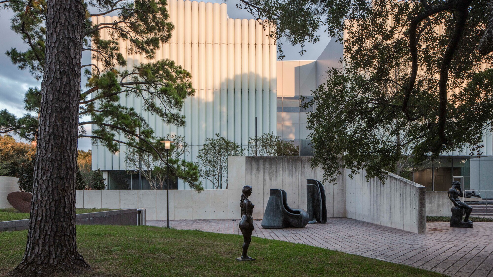 Modernes Museumgebäude aus Beton mit Skulpturengarten.