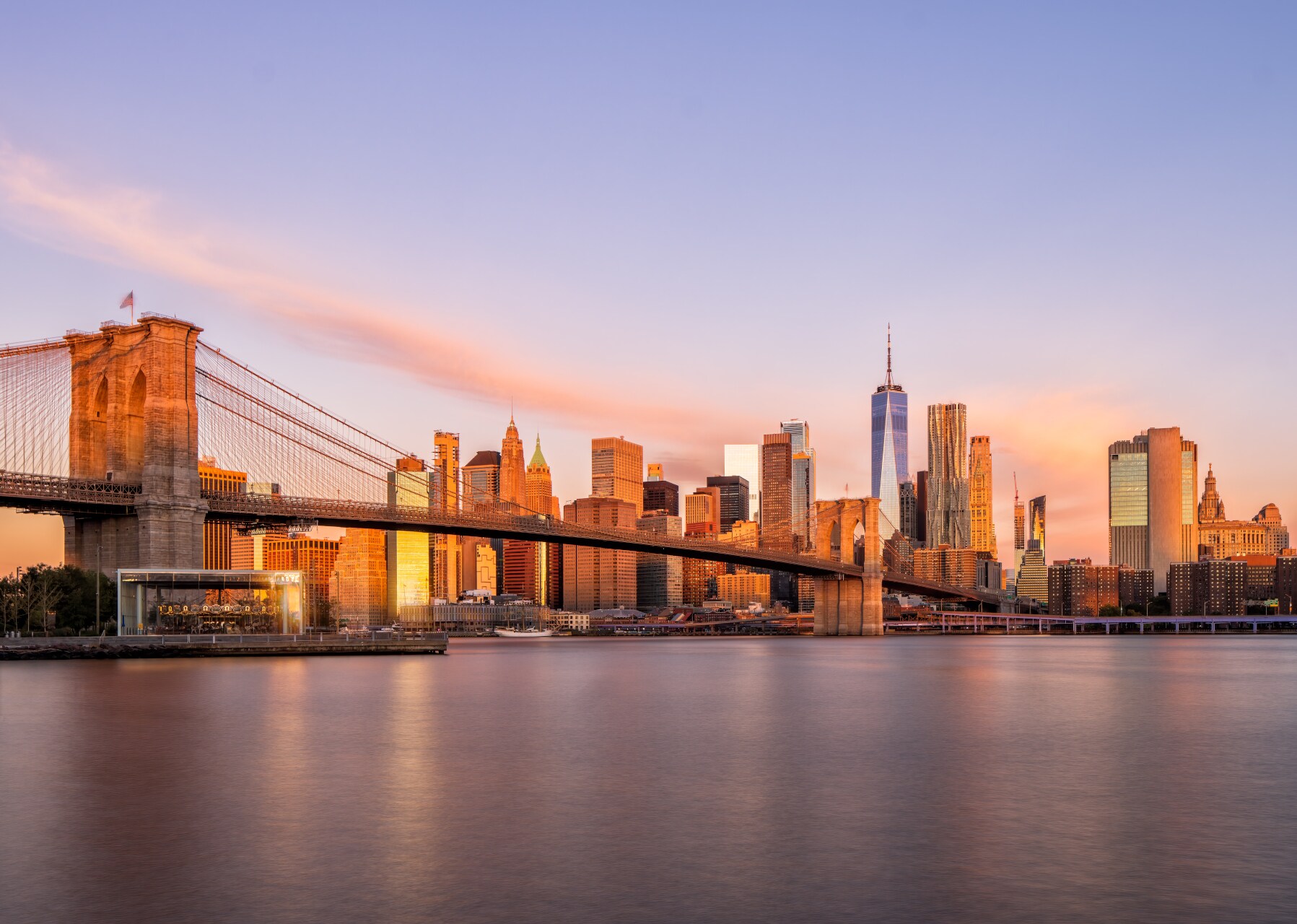 Blick auf die New Yorker Skyline mit Brooklyn Bridge bei Sonnenaufgang