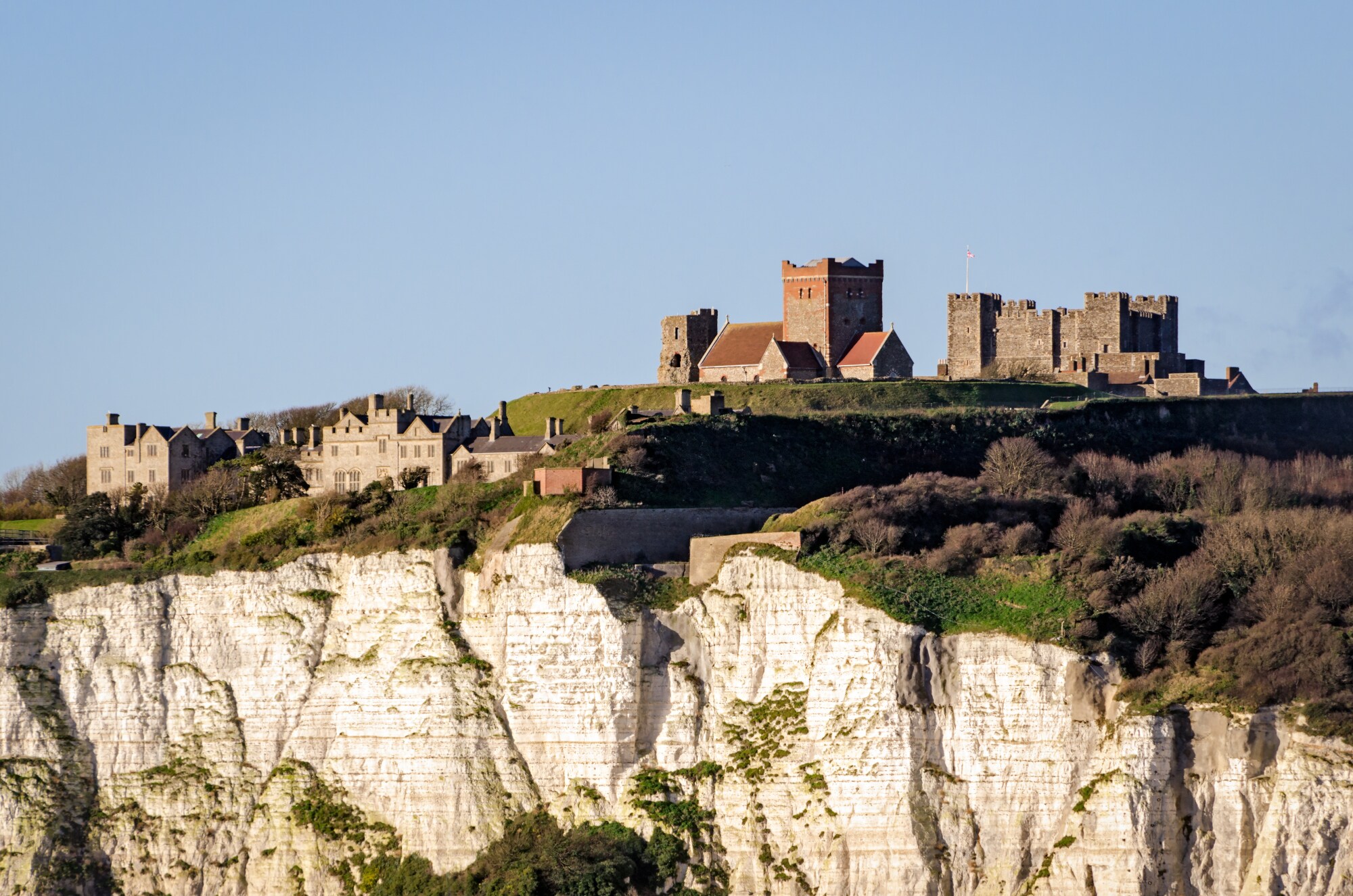 Mittelalterliche Burganlage auf dem Plateau eines Kreidefelsens von Dover.