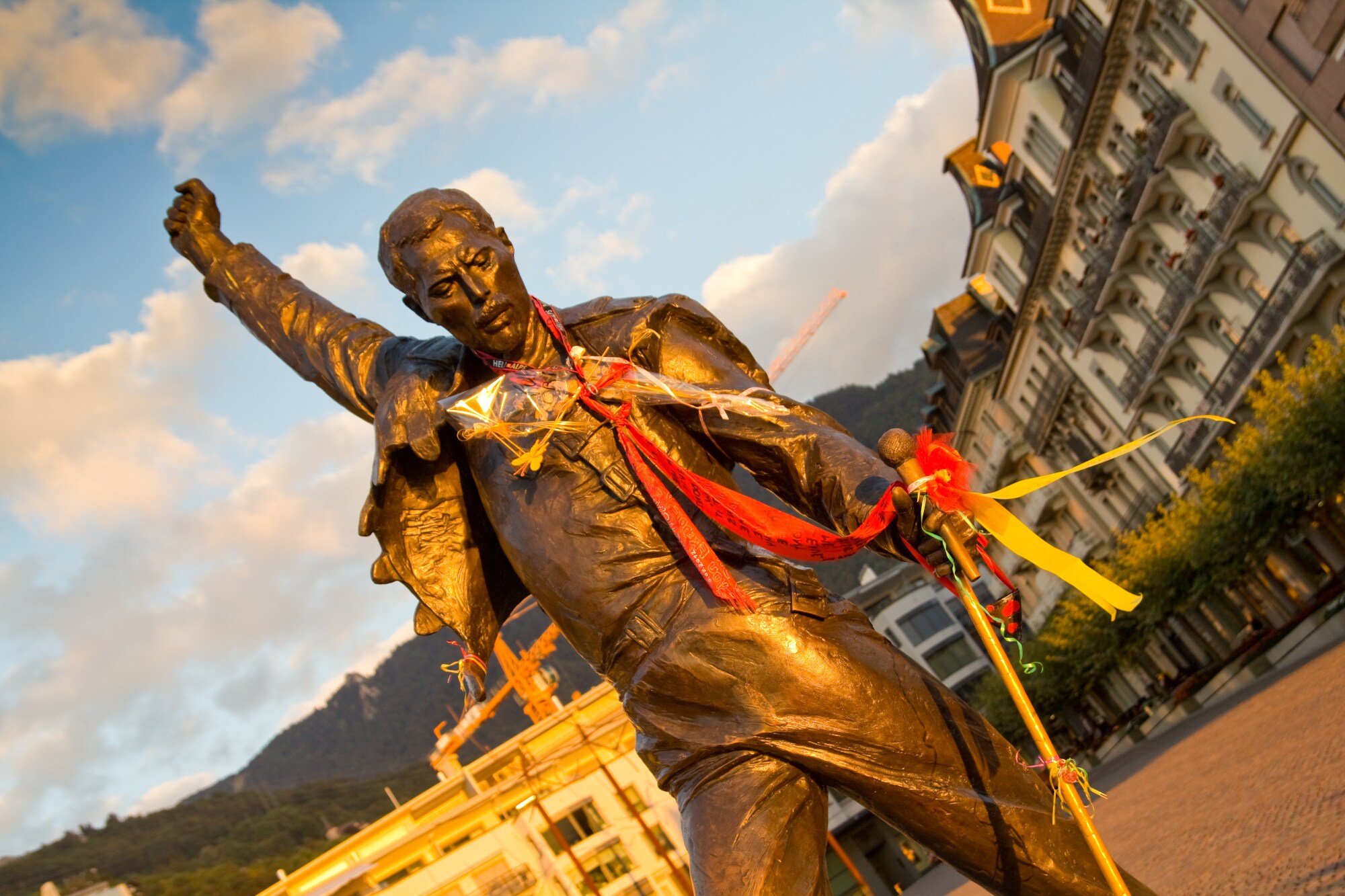 Freddy-Mercury-Denkmal in Montreux, schräger Anschnitt mit Altbauten im Hintergrund. Freddy-Mercury-Denkmal in Montreux, schräger Anschnitt mit Altbauten im Hintergrund.