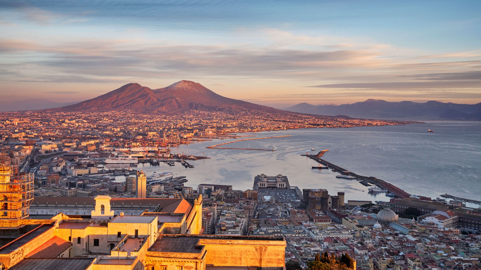 Panorama der Stadt Neapel am Fuße des Vesuvs bei Sonnenuntergang.