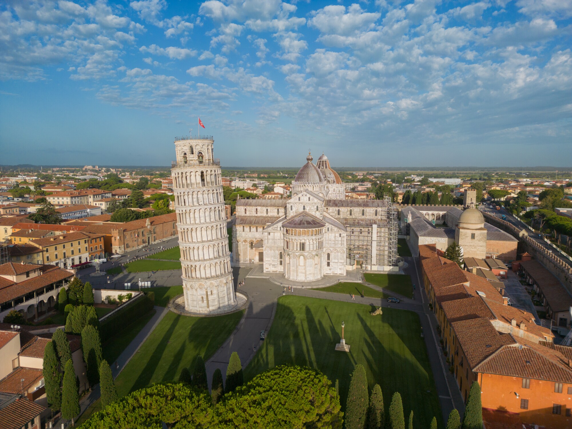 Kathedralenkomplex mit Dom und Schiefen Turm in Pisa aus der Luft. Kathedralenkomplex mit Dom und Schiefen Turm in Pisa aus der Luft.