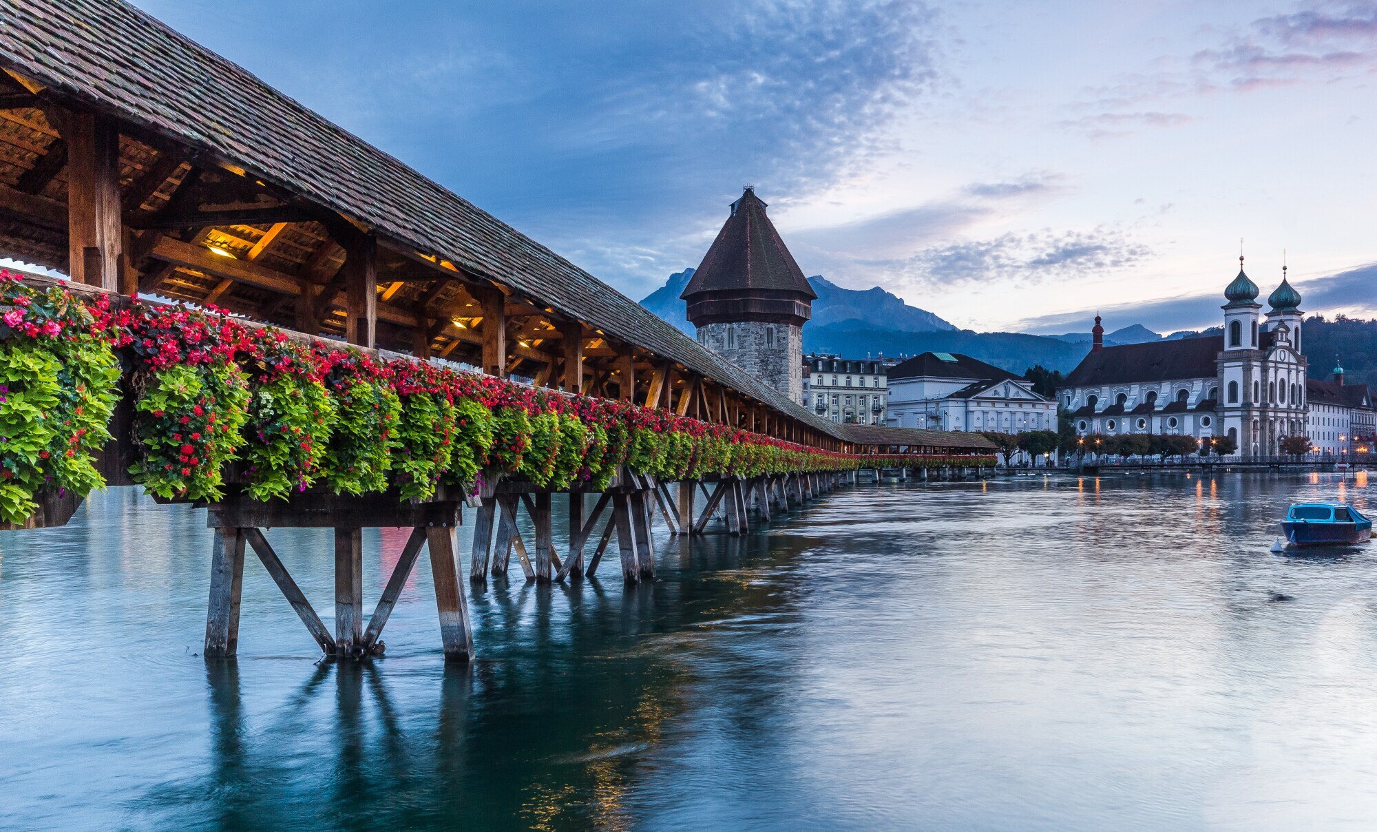 Kapellbrücke mit Wasserturm in der Altstadt von Luzern vom Wasser aus.