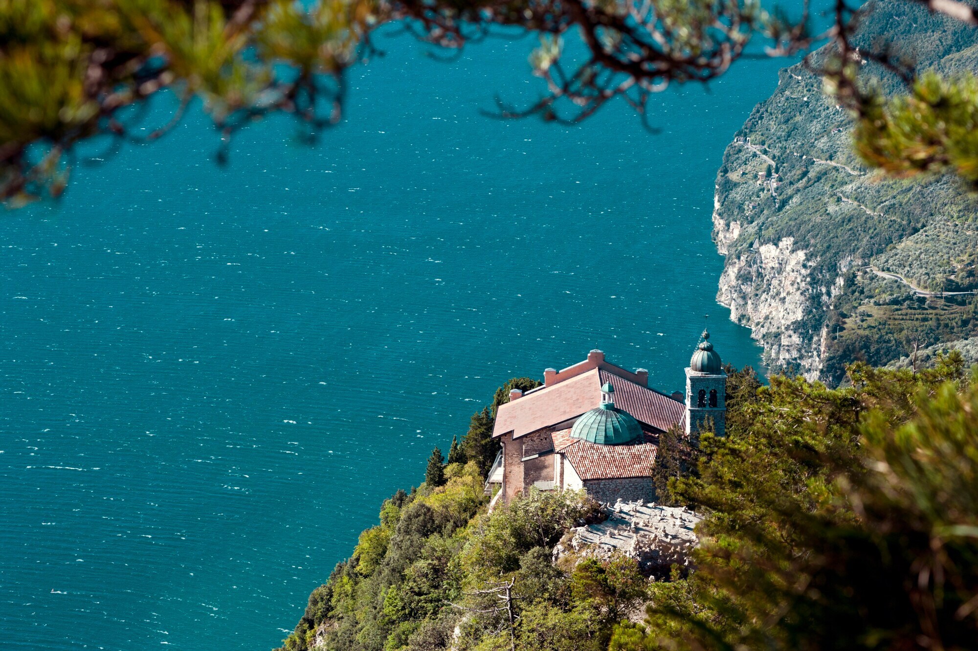 Eine Kirche auf einem Felsvorsprung an einer Steilküste oberhalb eines Sees. Eine Kirche auf einem Felsvorsprung an einer Steilküste oberhalb eines Sees.