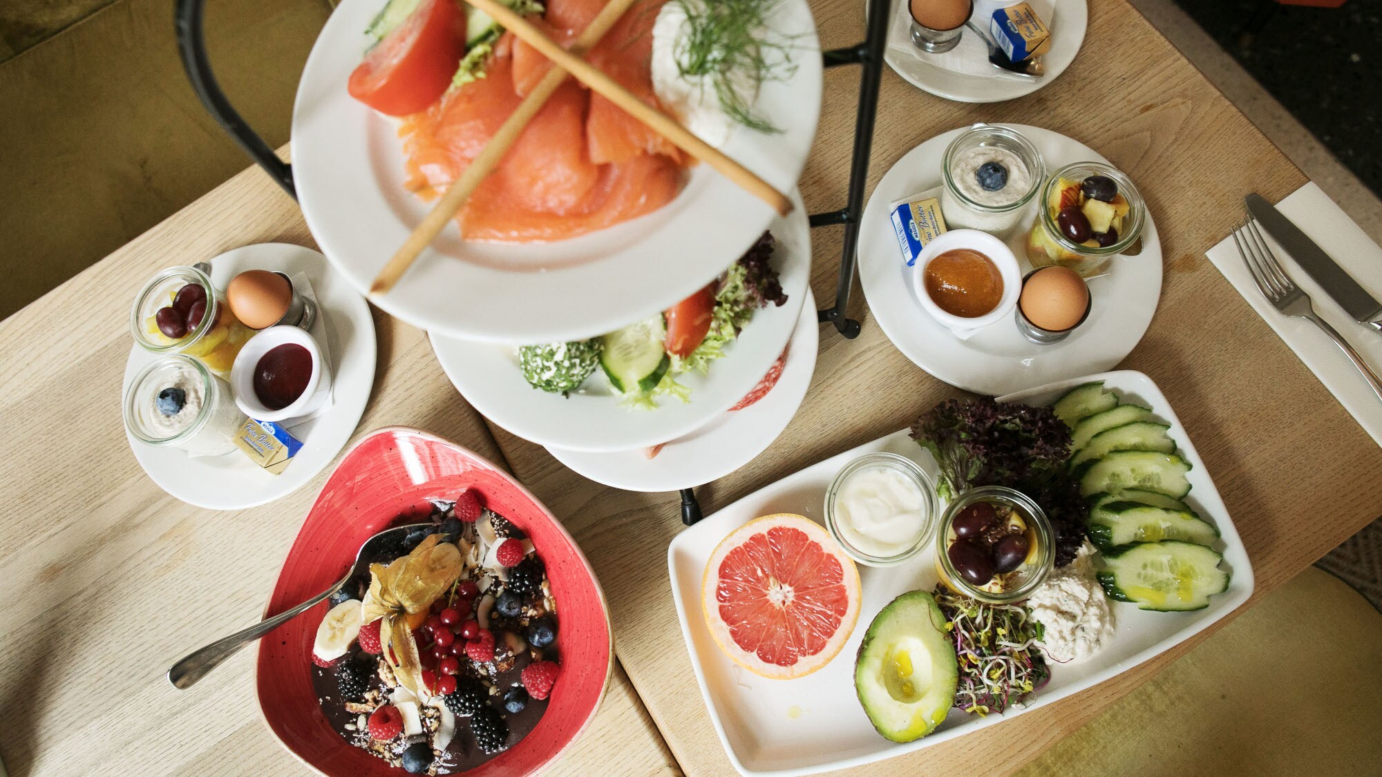 Aufsicht diverser Speisen eines Brunches auf einem Tisch.