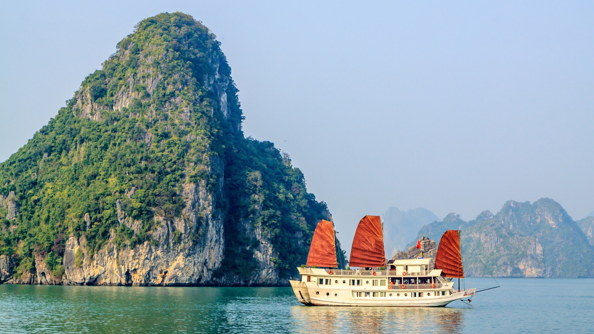 Ein traditionelles Holzboot in der Halong-Bucht in Vietnam.