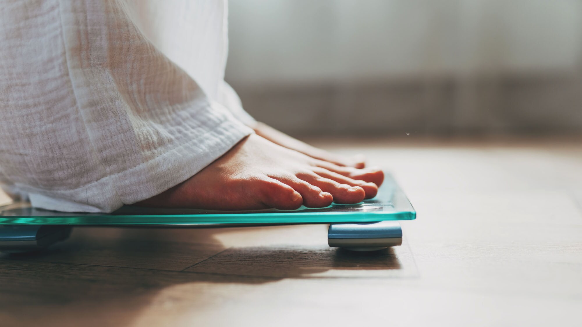 Nahaufnahme von zwei Füßen auf einer Glaswaage. Nahaufnahme von zwei Füßen auf einer Glaswaage.