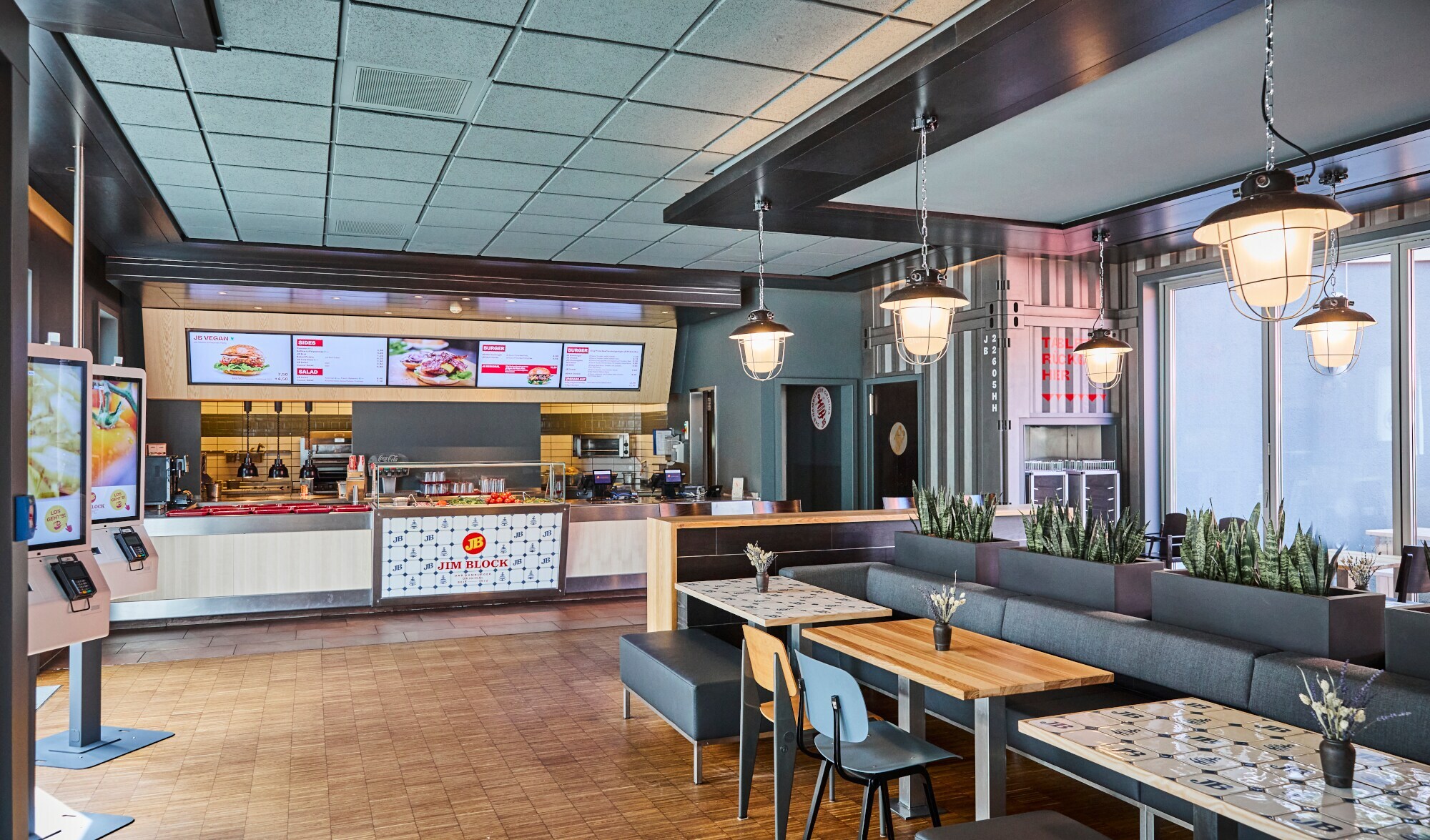 Ein modernes Fast-Food-Restaurant mit Sitzgelegenheiten.