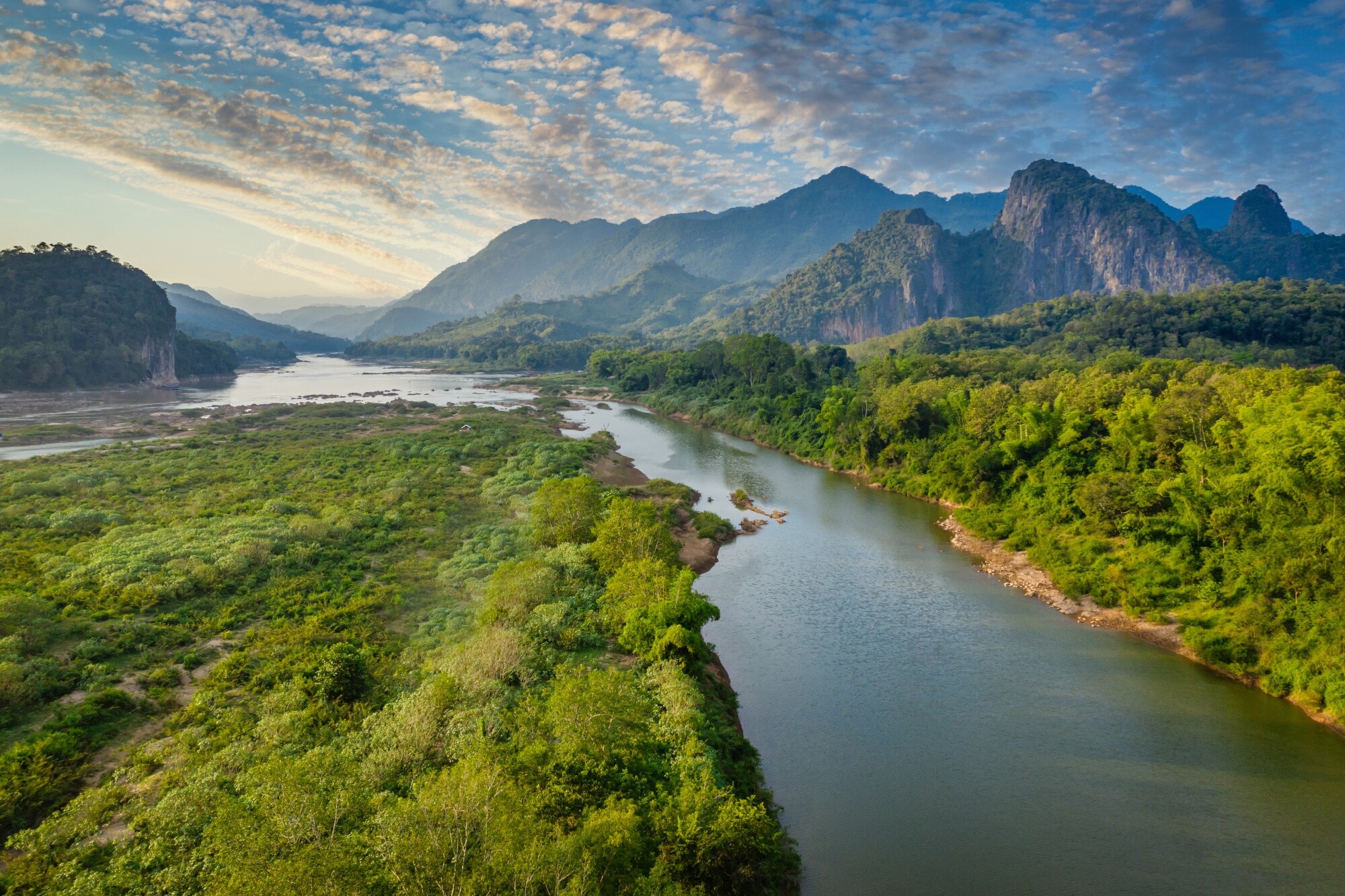 Flusslandschaft des Mekong in Laos mit Bergen im Hintergrund. Flusslandschaft des Mekong in Laos mit Bergen im Hintergrund.