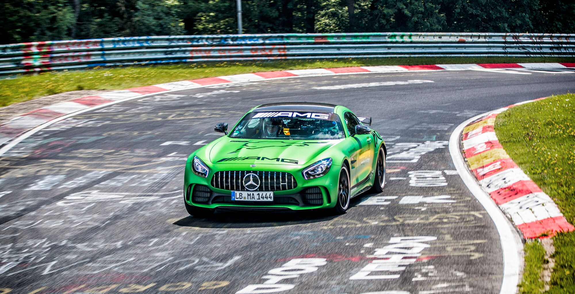 Ein grüner Mercedes-Sportwagen auf einer Rennstrecke. Ein grüner Mercedes-Sportwagen auf einer Rennstrecke.