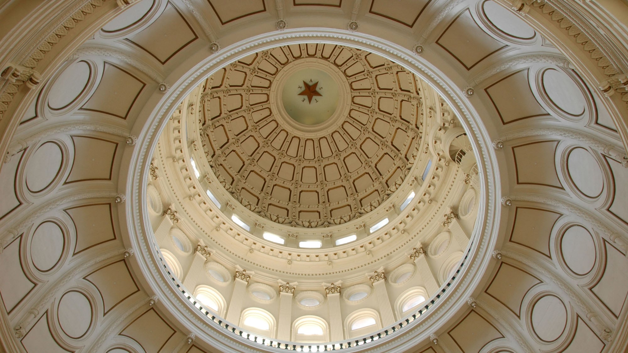 Rotunde mit ornamentaler Innenkuppel aus der Froschperspektive. Rotunde mit ornamentaler Innenkuppel aus der Froschperspektive.