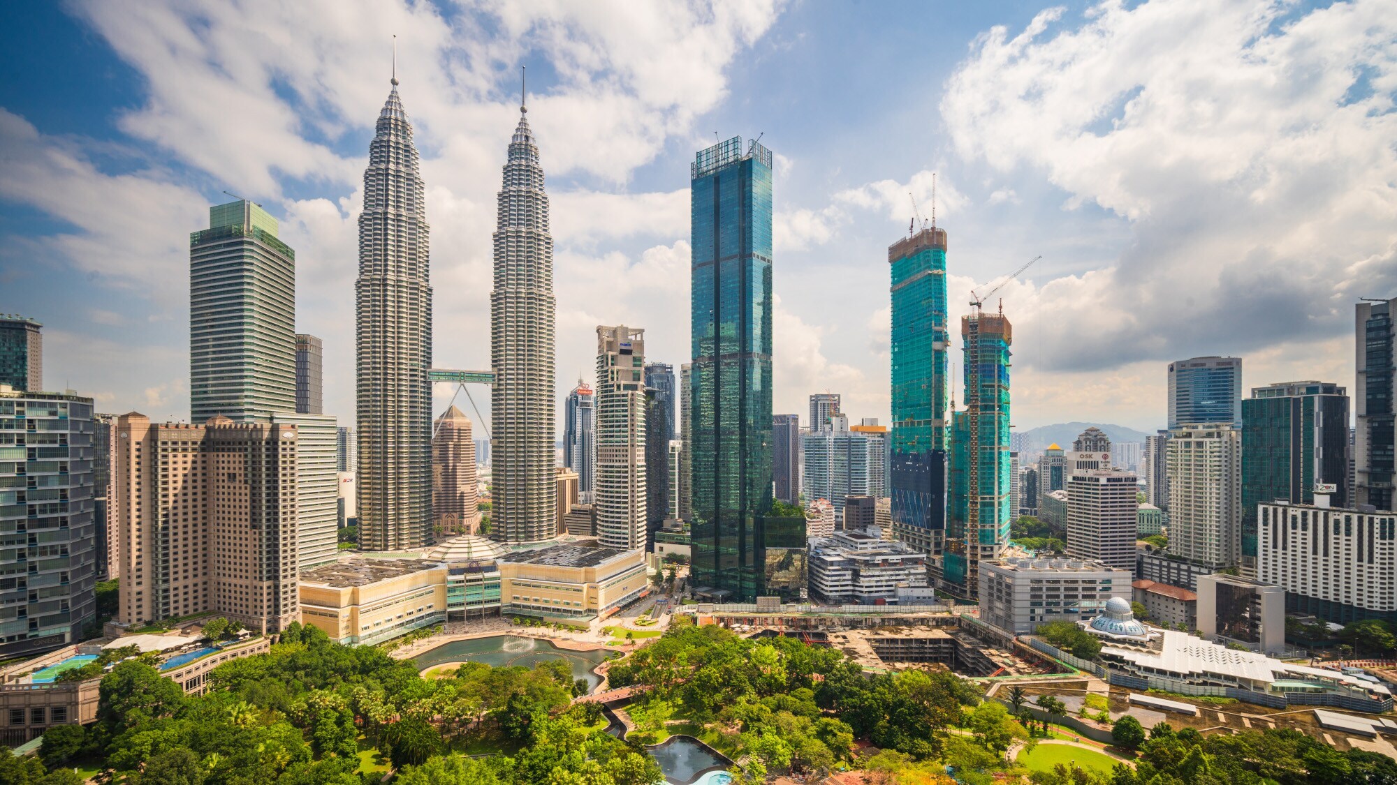 Einige Häuser inmitten leuchtend grüner Hügellandschaft mit Teeplantagen. Einige Häuser inmitten leuchtend grüner Hügellandschaft mit Teeplantagen.