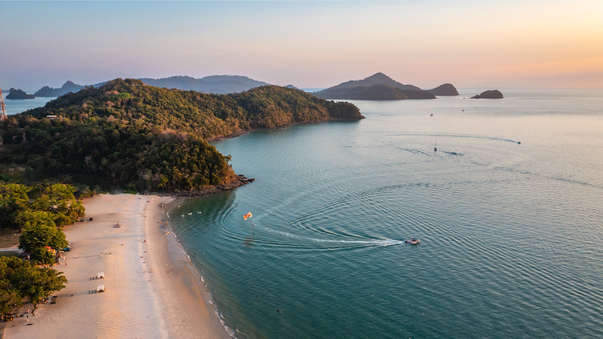 Bucht mit Sandstrand und vorgelagerten Inseln mit Regenwald am Abend aus der Luftperspektive. Bucht mit Sandstrand und vorgelagerten Inseln mit Regenwald am Abend aus der Luftperspektive.
