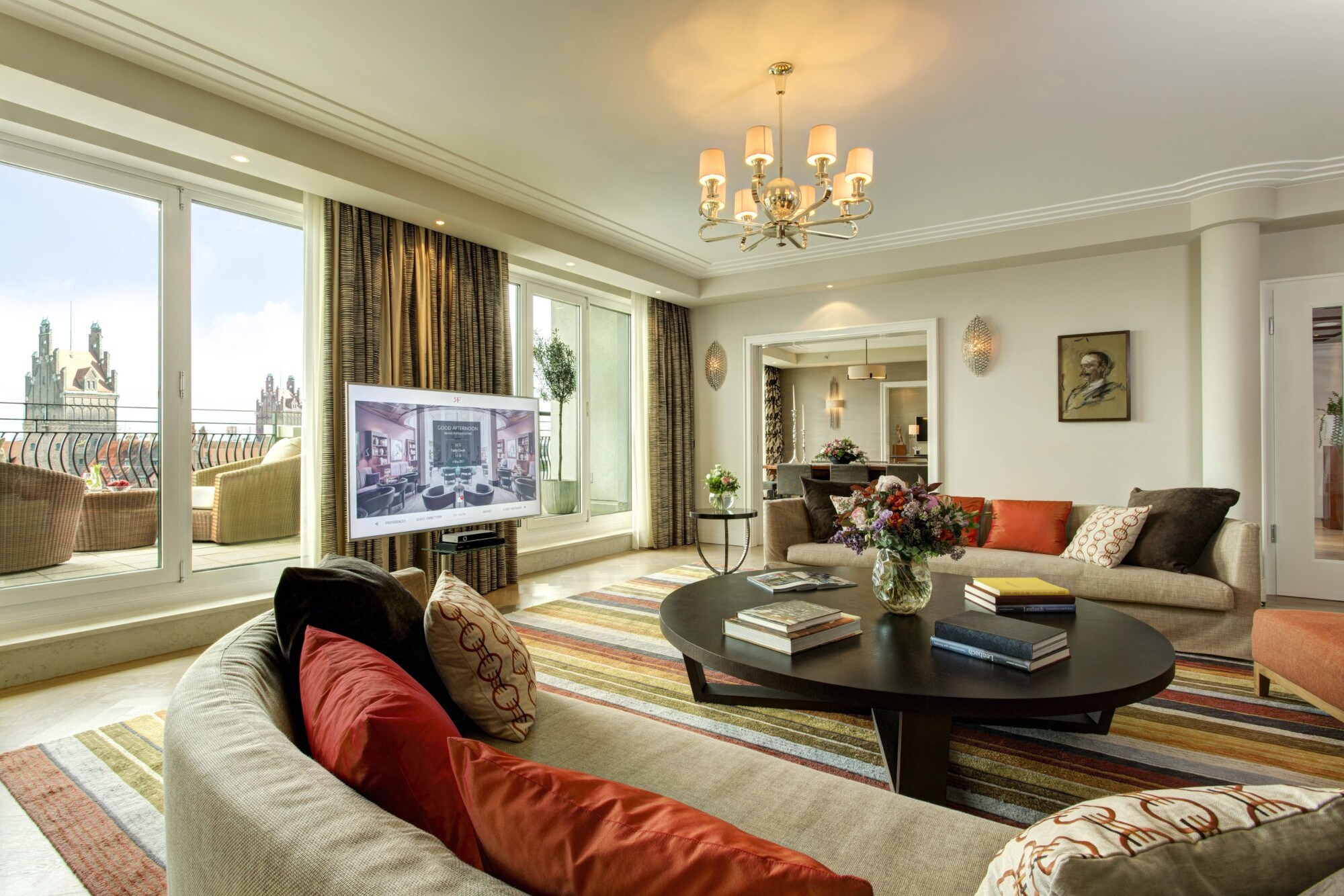 Wohnzimmer in einer großzügigen, edlen Hotelsuite mit Balkonterrasse im Zentrum Münchens.