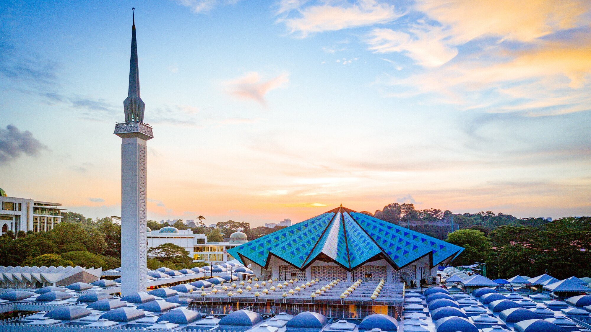 Nationalmoschee mit sternförmigem Kuppeldach in Kuala Lumpur, daneben das Minarett.