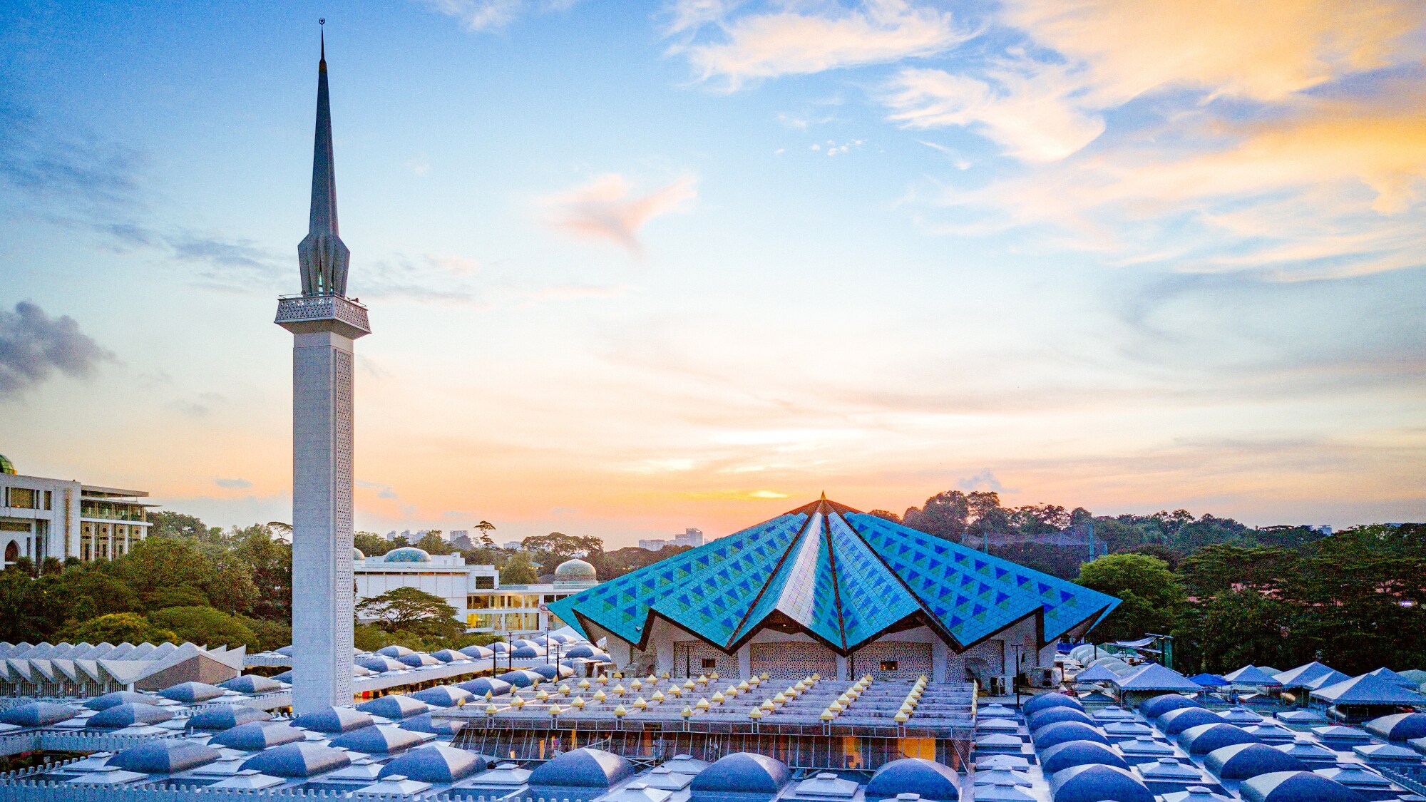 Nationalmoschee mit sternförmigem Kuppeldach in Kuala Lumpur, daneben das Minarett. Nationalmoschee mit sternförmigem Kuppeldach in Kuala Lumpur, daneben das Minarett.