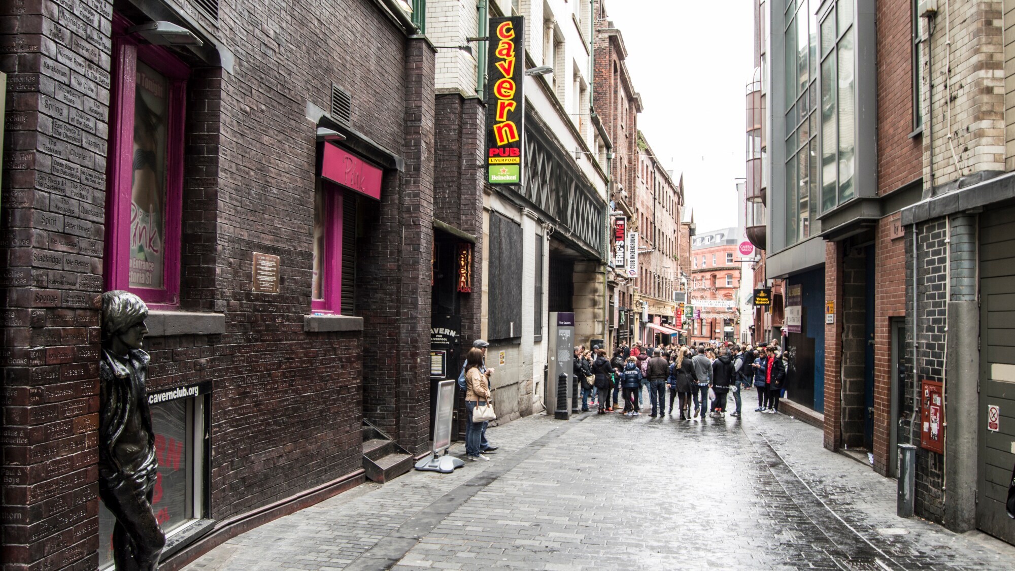 Straße mit Fassade und Schild des berühmten Cavern Club in Liverpool.
