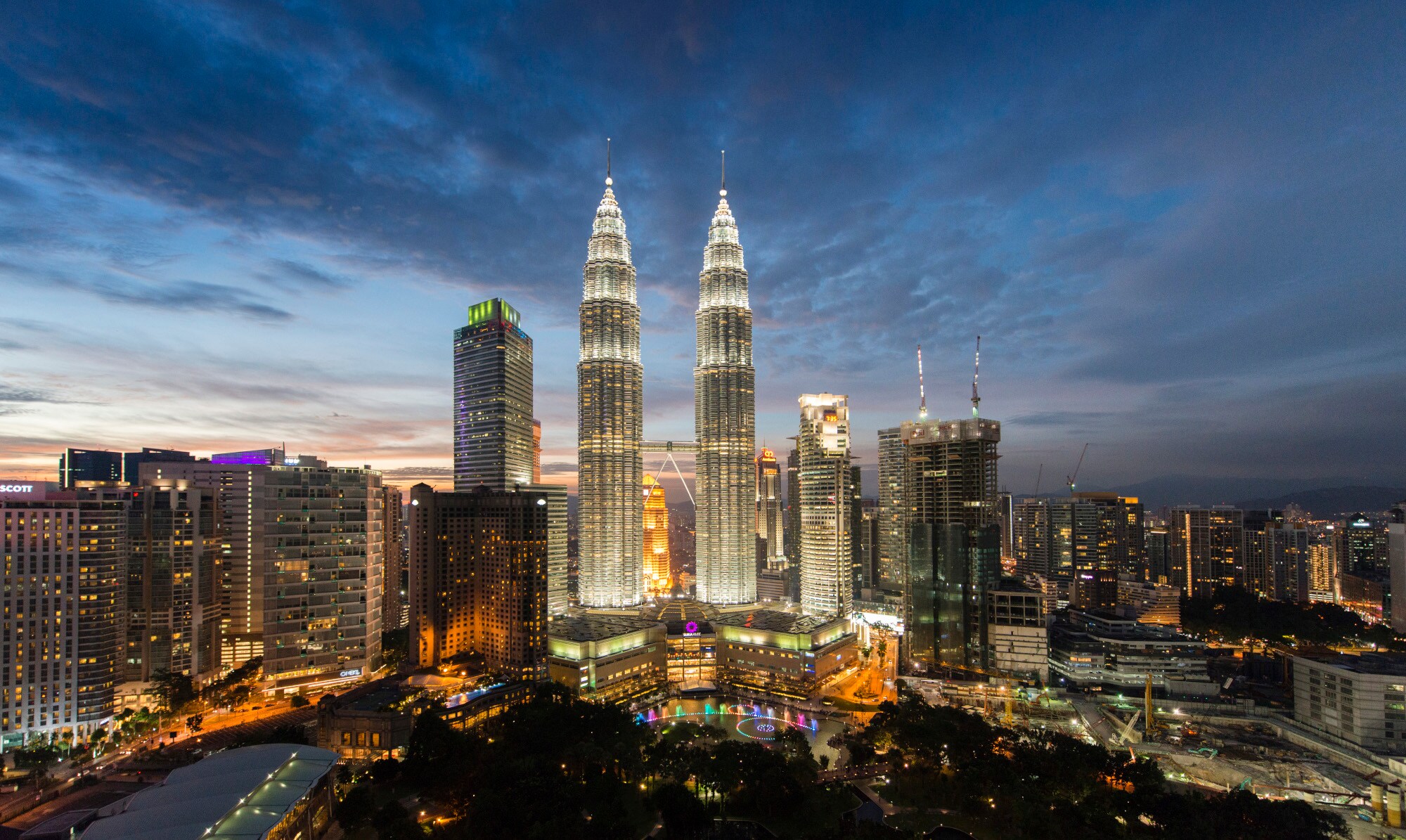 Nachtaufnahme der erleuchteten Skyline der City von Kuala Lumpur mit den Petrona Twin Towers im Mittelpunkt. Nachtaufnahme der erleuchteten Skyline der City von Kuala Lumpur mit den Petrona Twin Towers im Mittelpunkt.