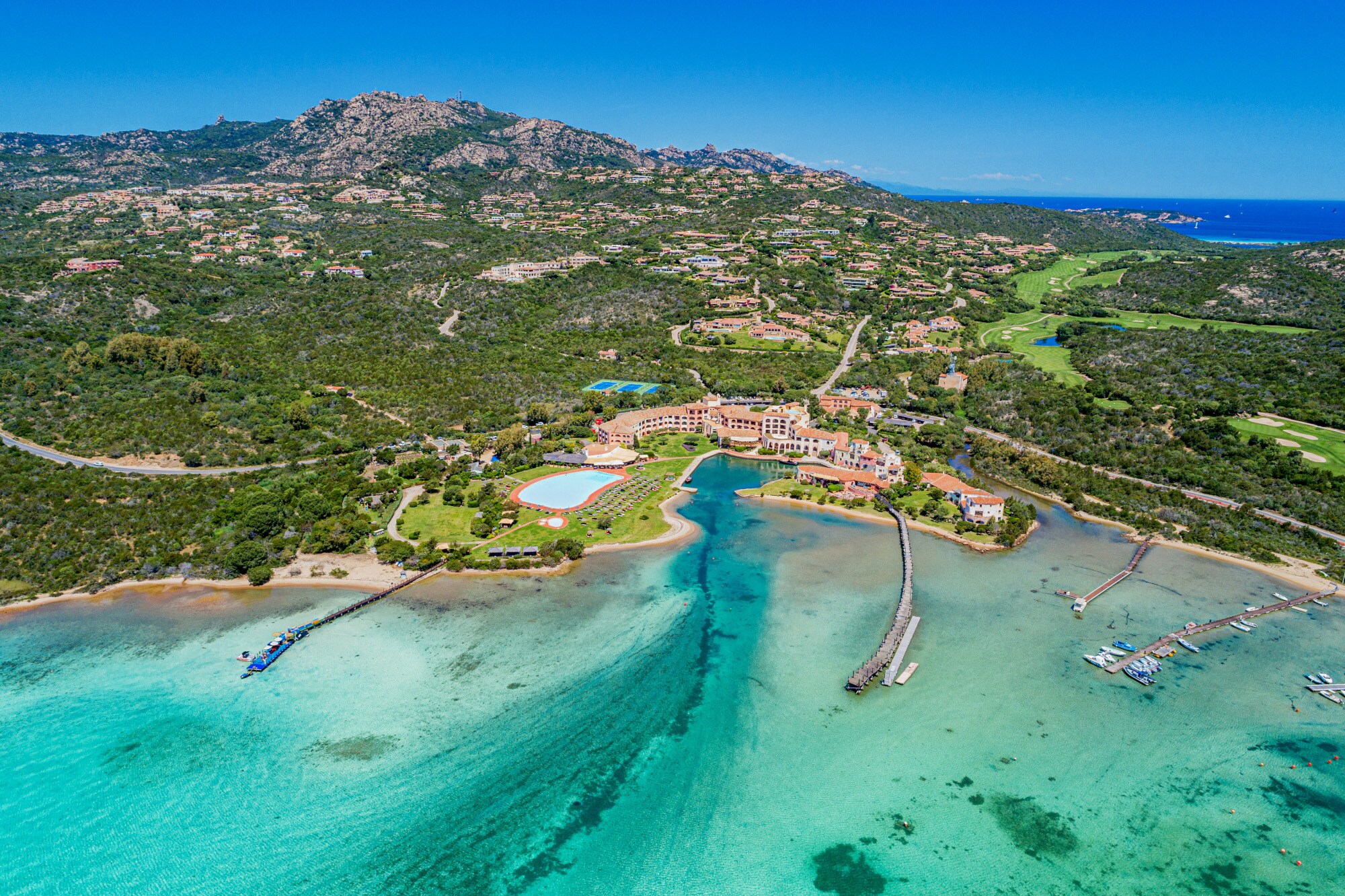 Luftaufnahme eines Hotels am Meer auf Sardinien Luftaufnahme eines Hotels am Meer auf Sardinien