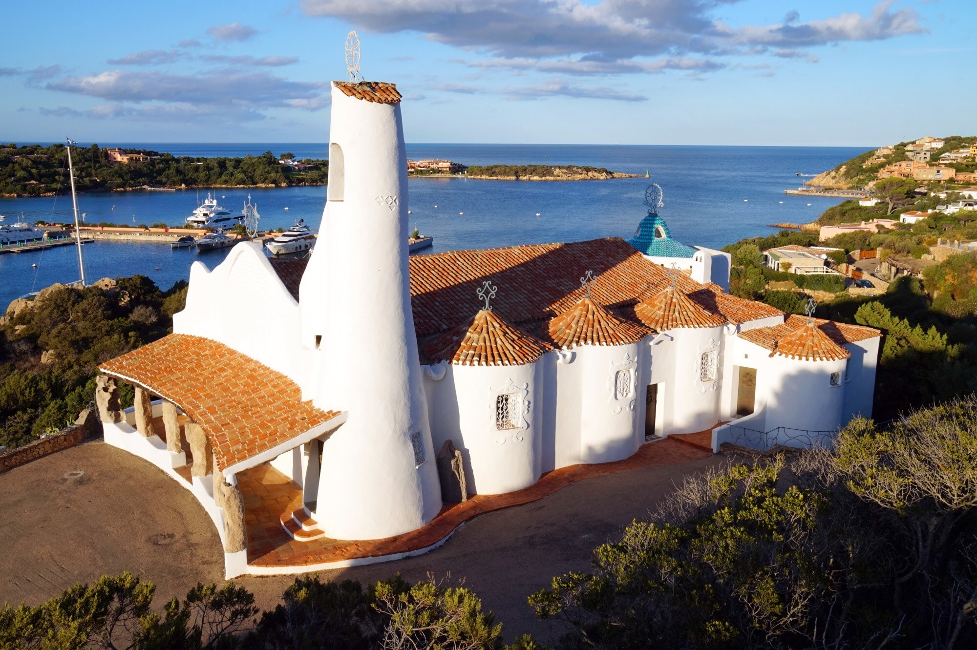 Weiße Kirche mit roten Dachschindeln an der Küste Sardiniens Weiße Kirche mit roten Dachschindeln an der Küste Sardiniens