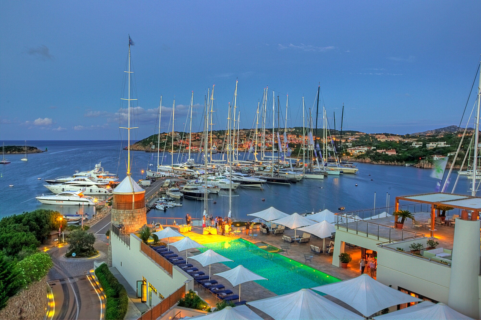 Jachthafen mit Pool und zahlreichen Schiffen auf Sardinien Jachthafen mit Pool und zahlreichen Schiffen auf Sardinien