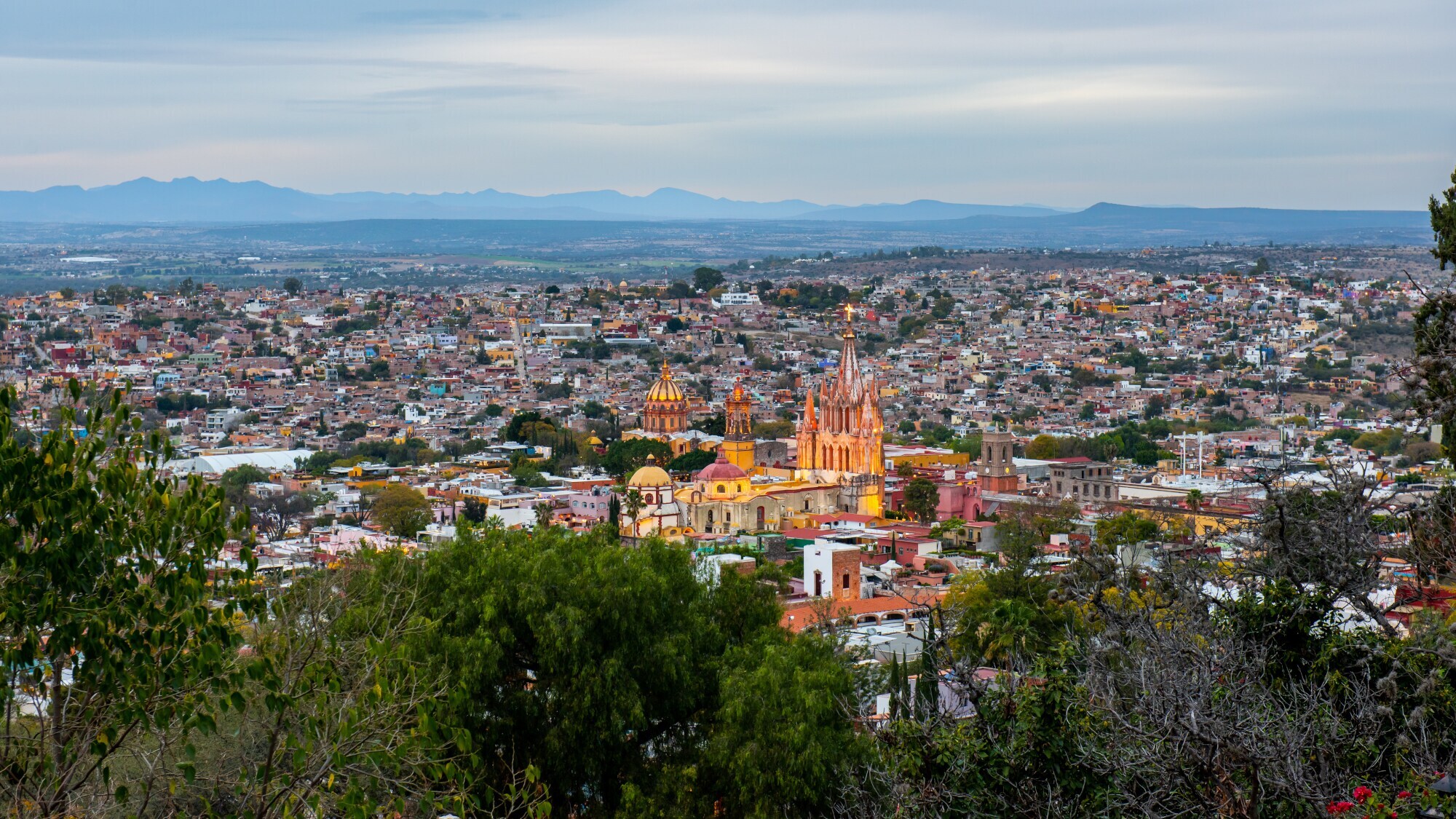 Panoramaaufnahme von einer Anhöhe über San Miguel de Allende und Umgebung.