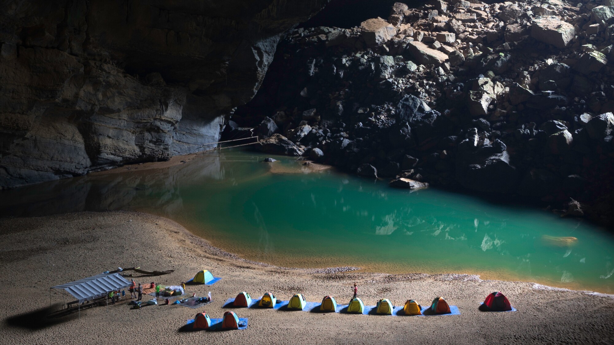 Eben bist du noch durch einen Dschungel gewandert, nun überquerst du einen Fluss. Soweit nicht ungewöhnlich, nur die Tatsache, dass du dich dabei in der Son-Doong-Höhle in Vietnam befindest, macht diese Tour zu einem unwirklichen Erlebnis. Hier bekommst du Tipps für einen unvergesslichen Besuch dieses Naturwunders.