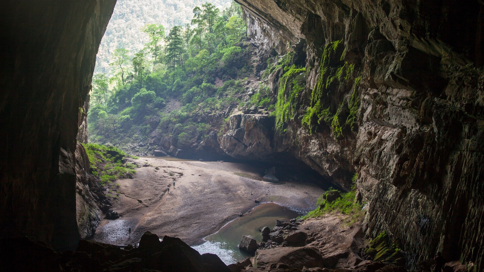 Aufnahme vom Eingang der Son-Doong Höhle in Vietnam. Aufnahme vom Eingang der Son-Doong Höhle in Vietnam.